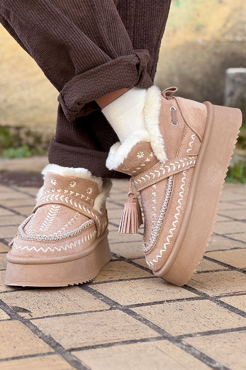 Boots fourrées beige à broderie dorée et pompons avec semelle plateforme