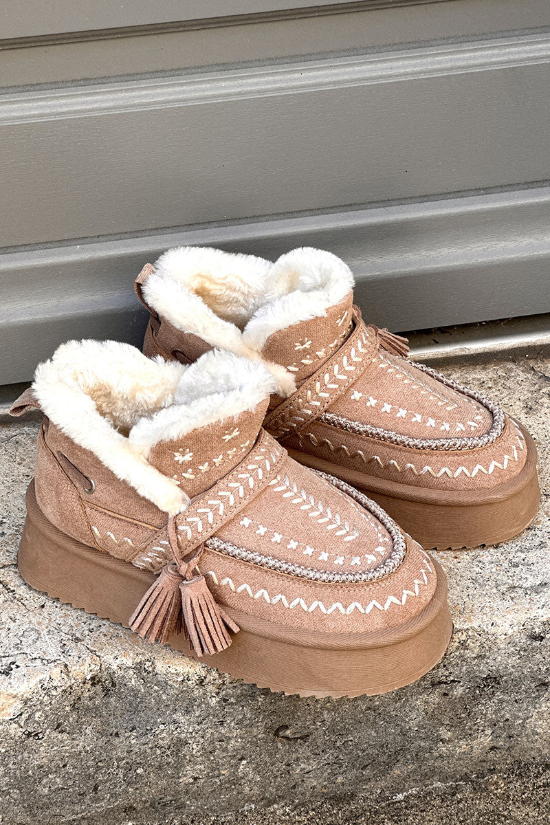Boots fourrées beige à broderie dorée et pompons avec semelle plateforme