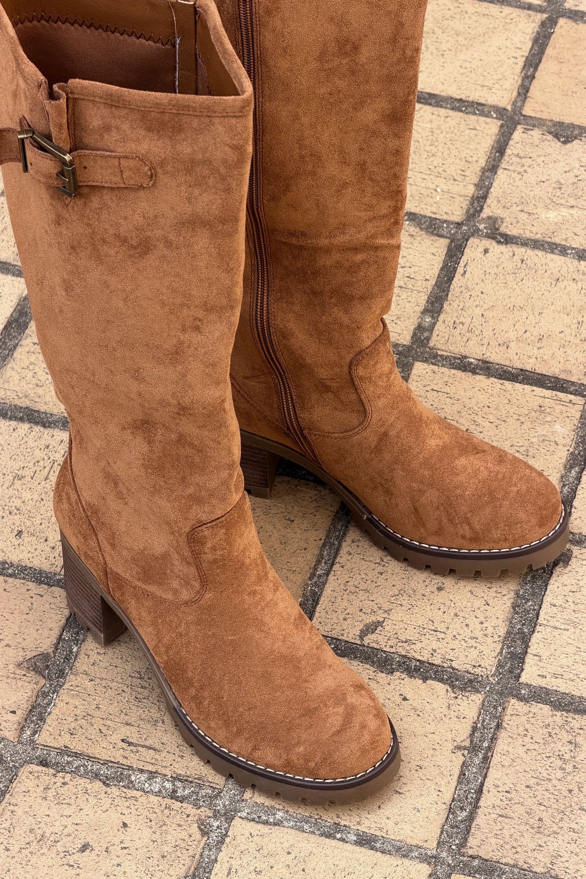 Bottes hautes à talons effet daim camel détail boucle fermeture zip