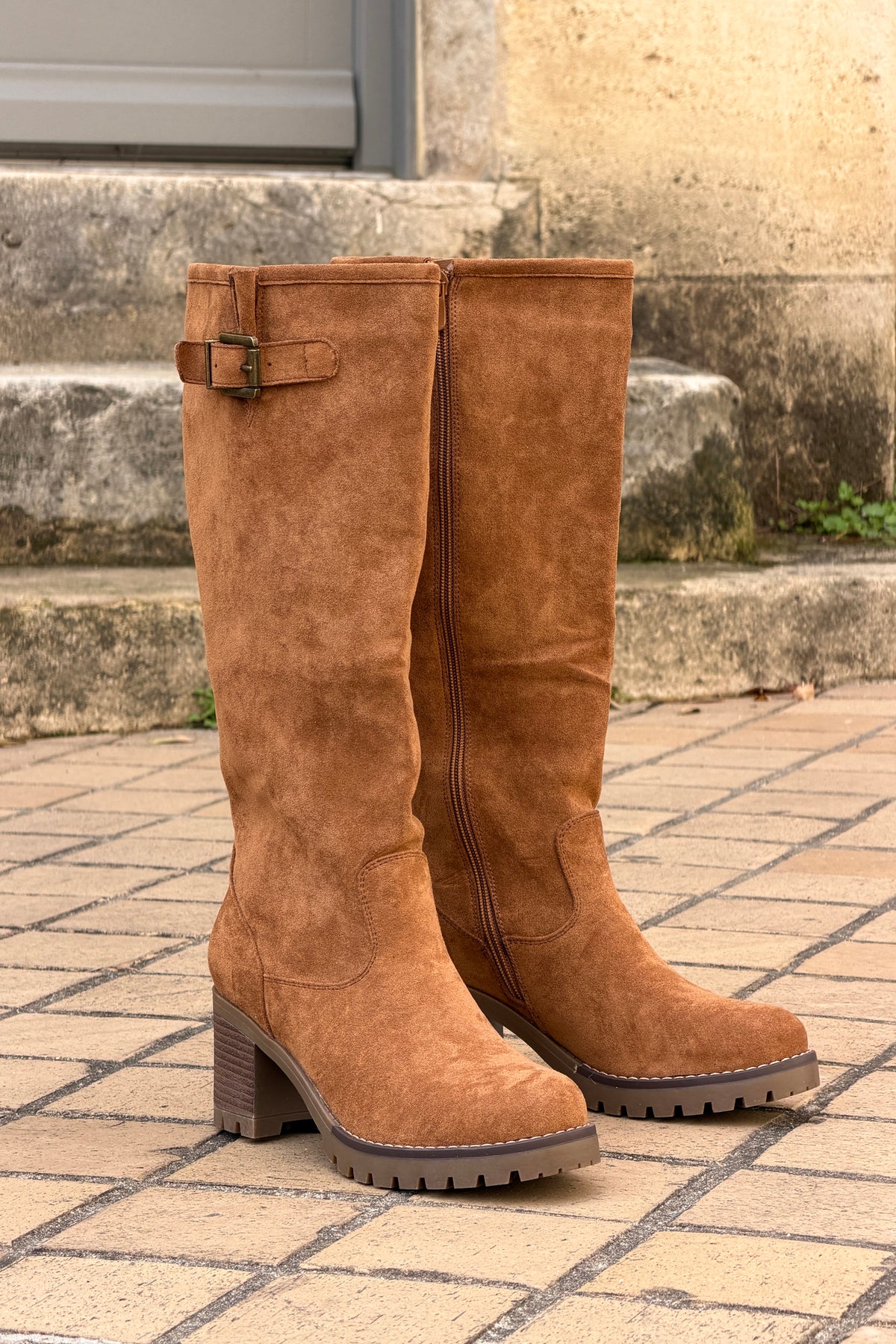 Bottes hautes à talons effet daim camel détail boucle fermeture zip