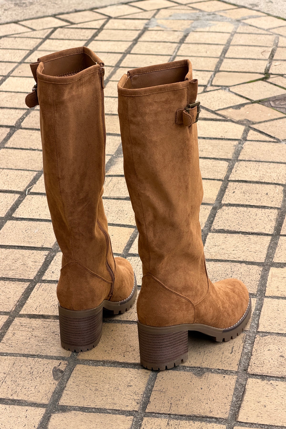 Bottes hautes à talons effet daim camel détail boucle fermeture zip