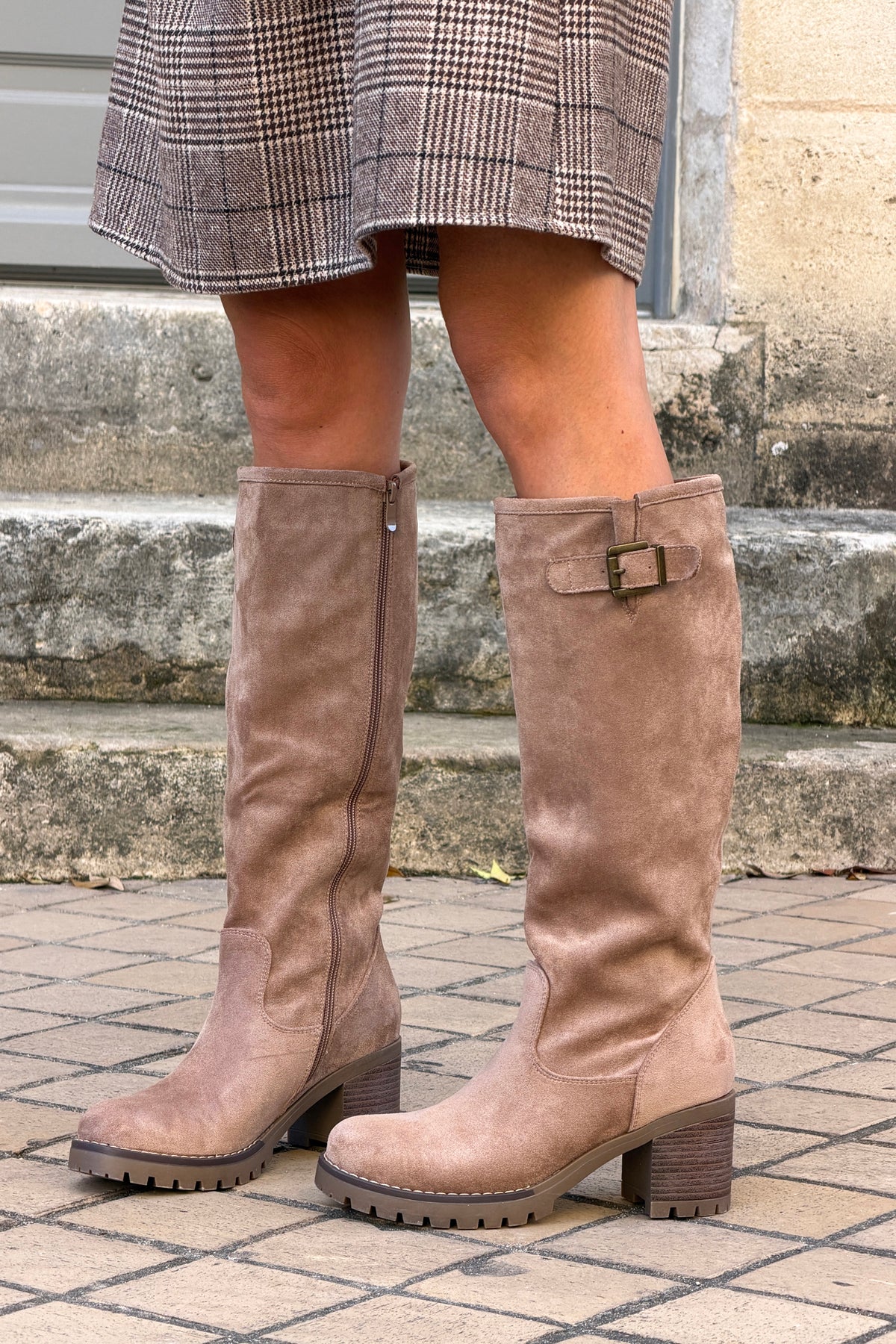 Bottes hautes à talons effet daim taupe détail boucle fermeture zip