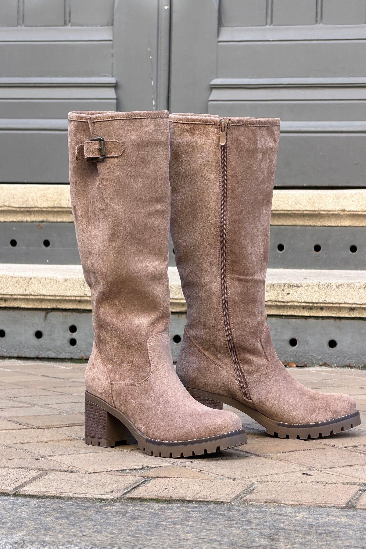 Bottes hautes à talons effet daim taupe détail boucle fermeture zip