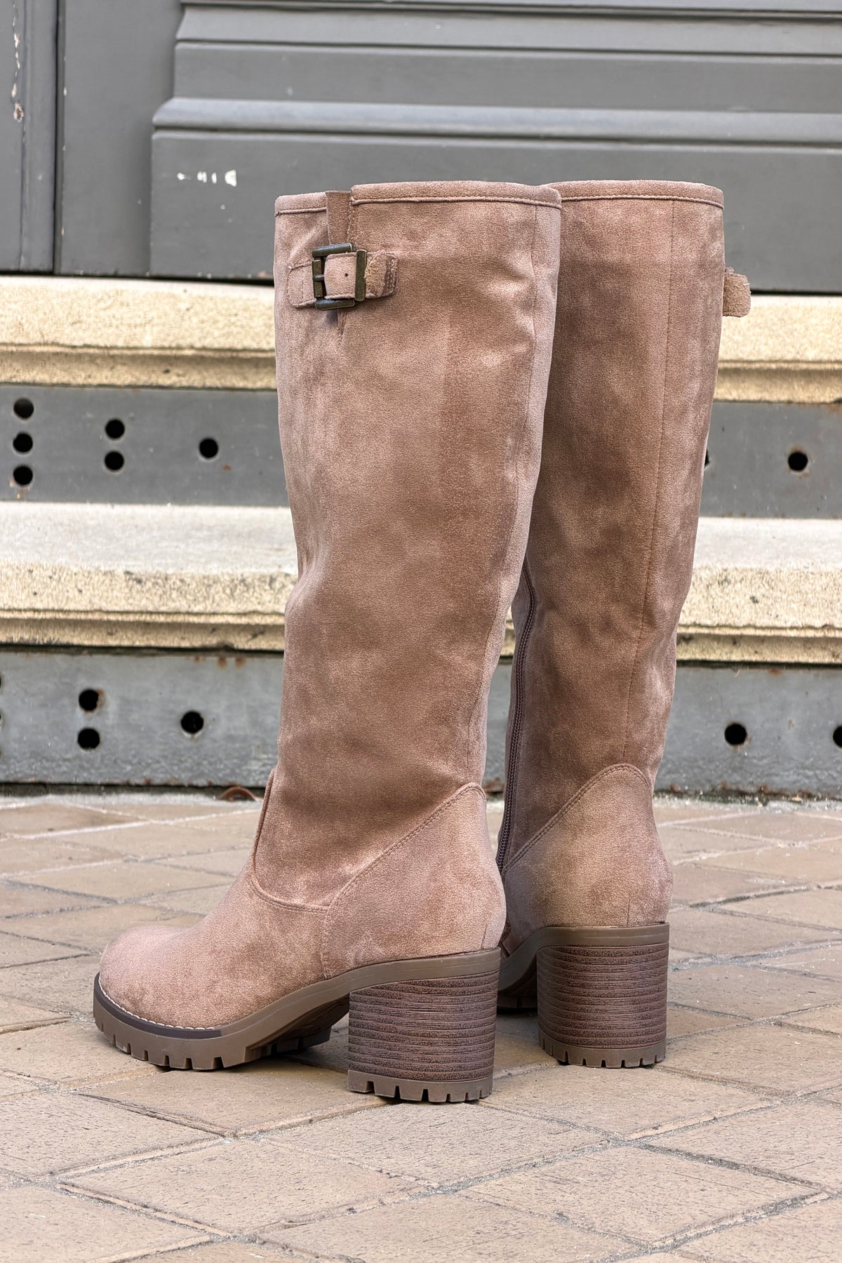 Bottes hautes à talons effet daim taupe détail boucle fermeture zip