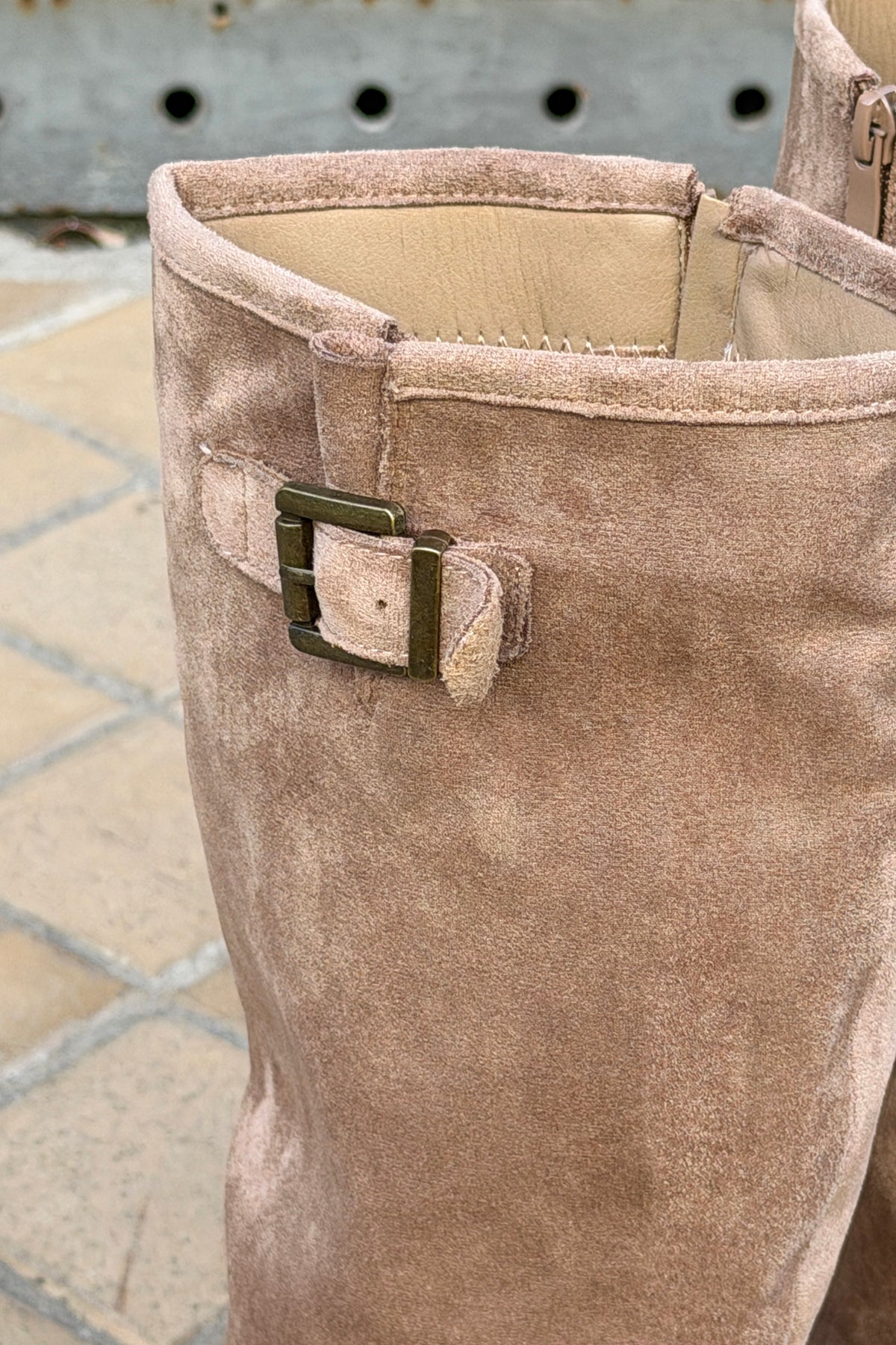 Bottes hautes à talons effet daim taupe détail boucle fermeture zip