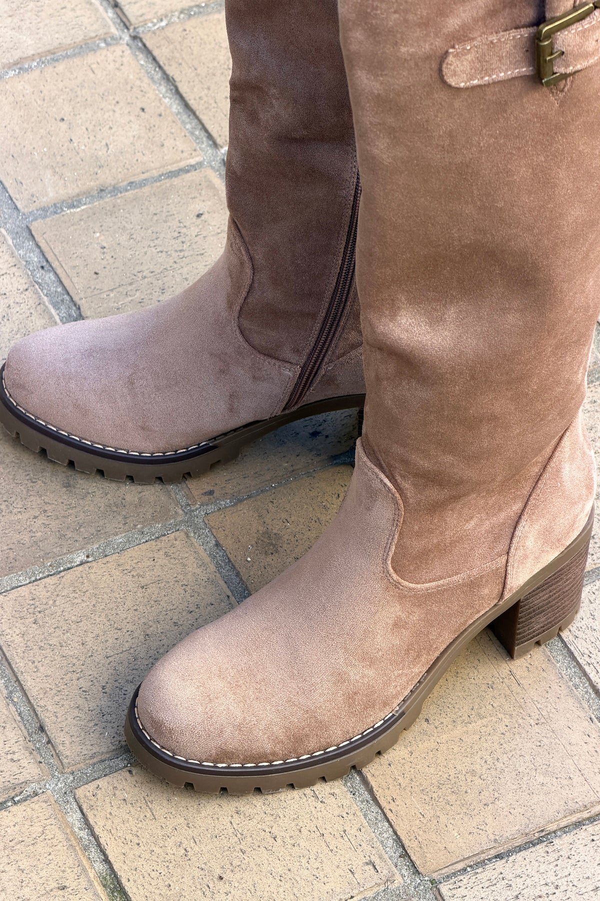 Bottes hautes à talons effet daim taupe détail boucle fermeture zip