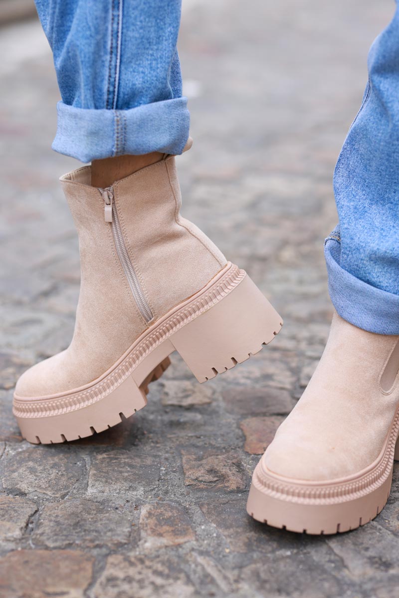 Botines Chelsea de ante beige con tacón de muesca