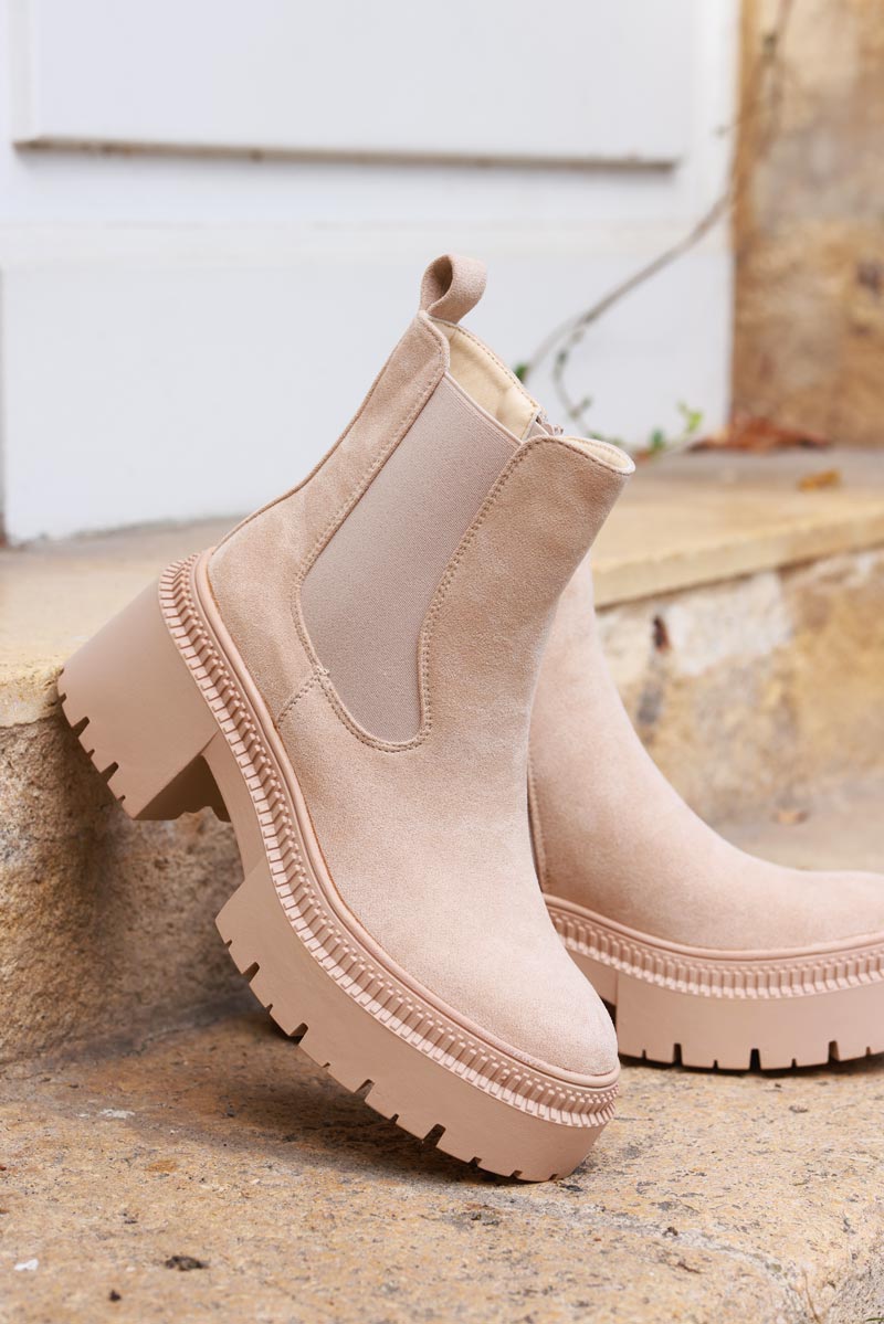 Botines Chelsea de ante beige con tacón de muesca