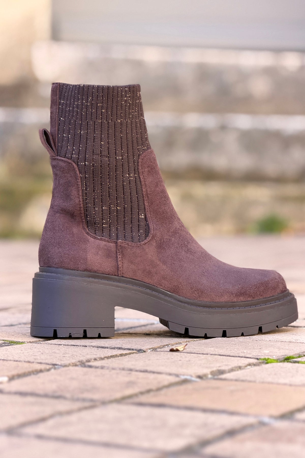 Bottines en suédine marron détail élastique fils dorés talons crantés
