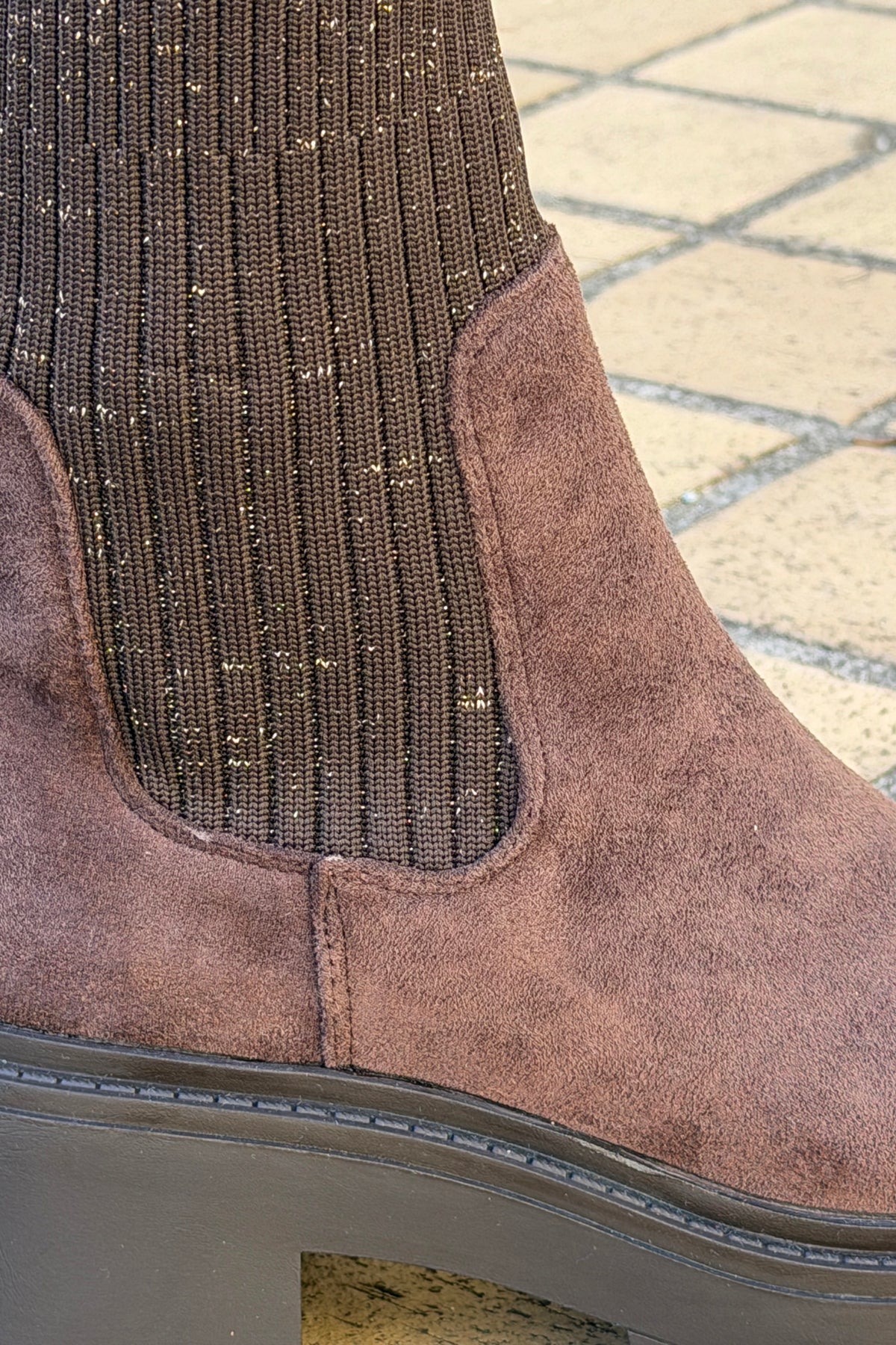Bottines en suédine marron détail élastique fils dorés talons crantés