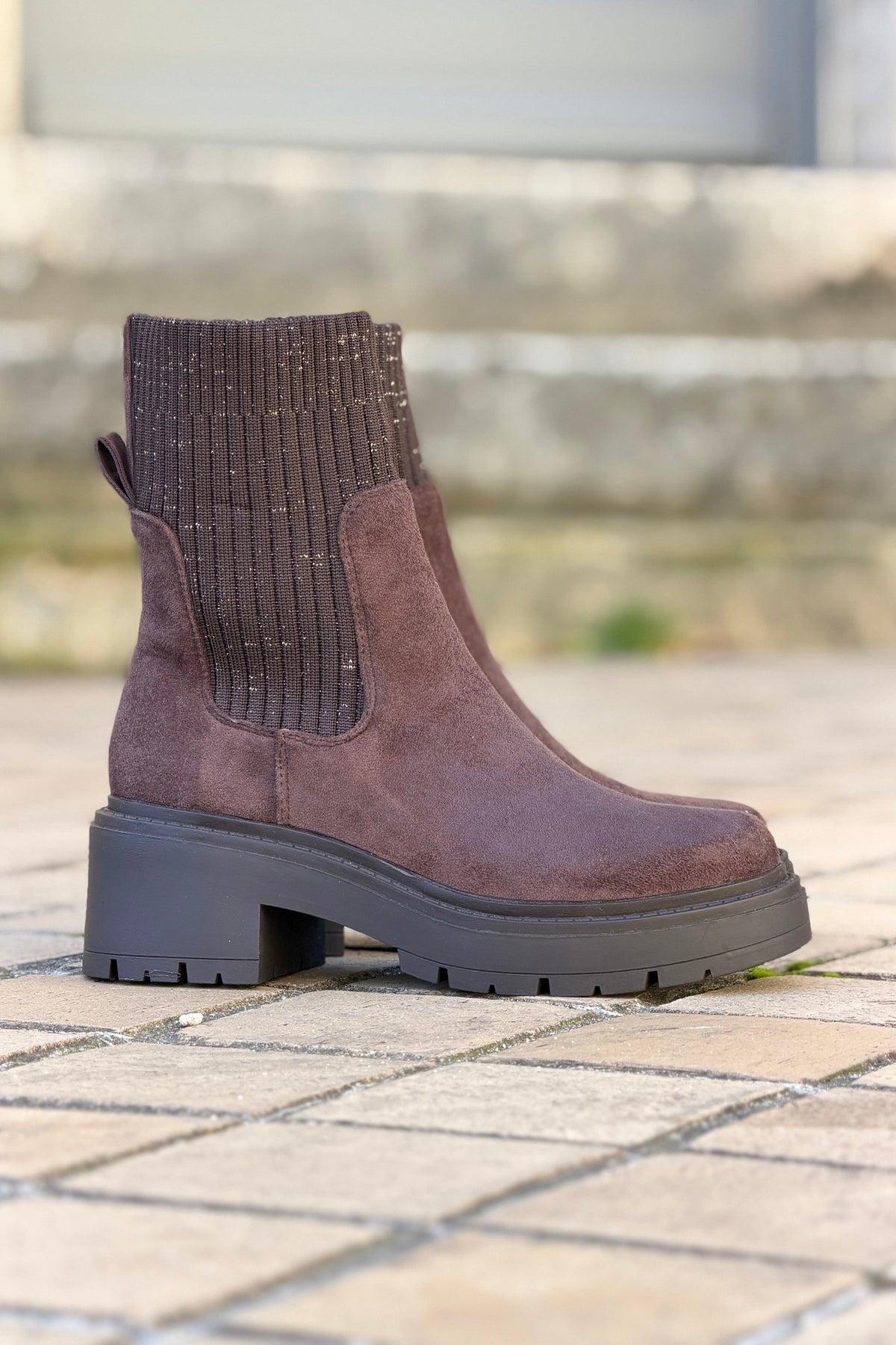 Bottines en suédine marron détail élastique fils dorés talons crantés
