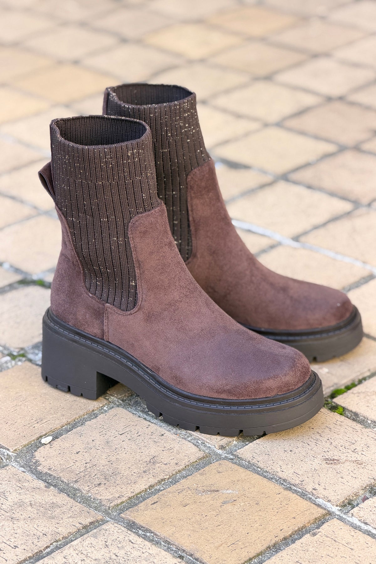 Bottines en suédine marron détail élastique fils dorés talons crantés