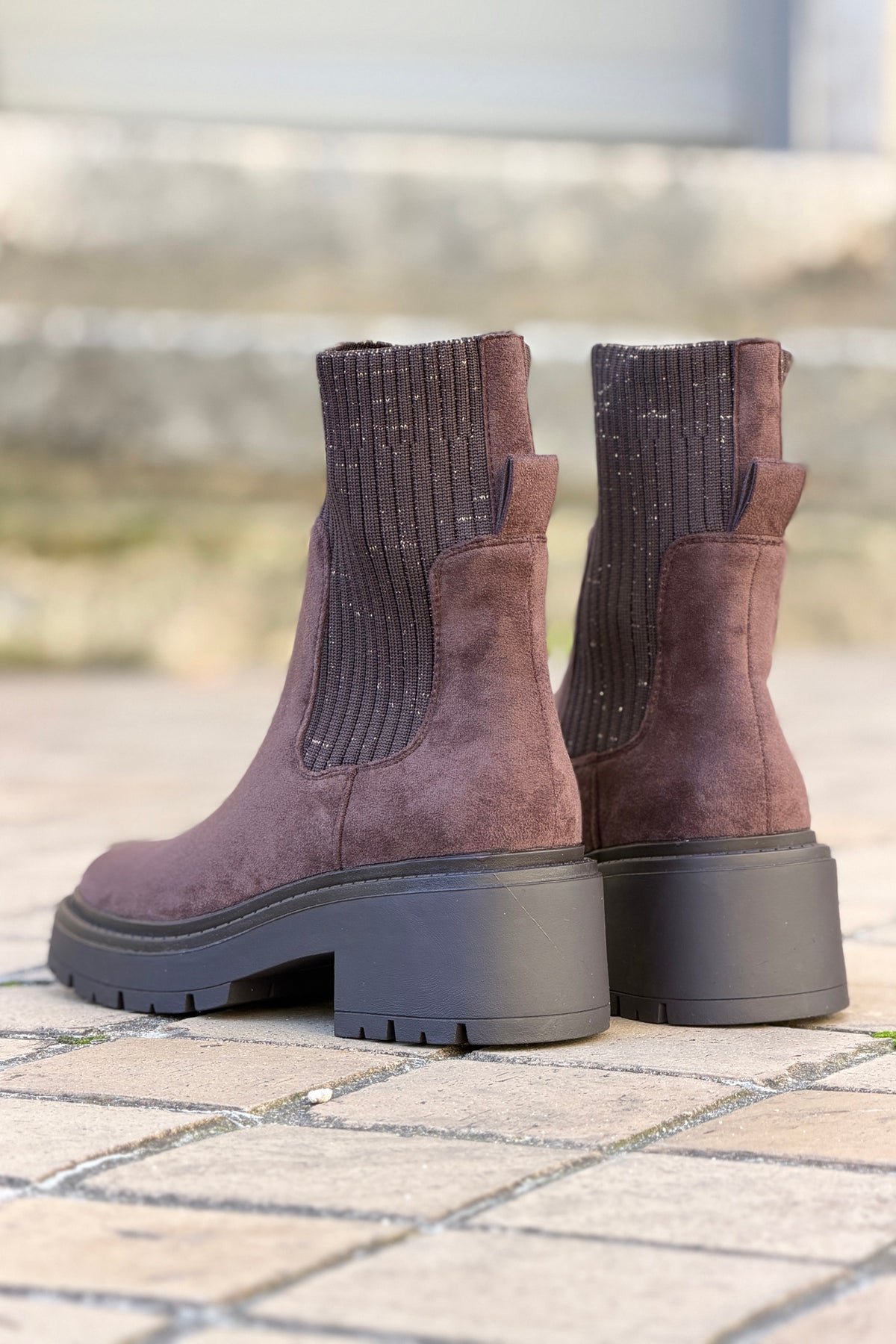 Bottines en suédine marron détail élastique fils dorés talons crantés