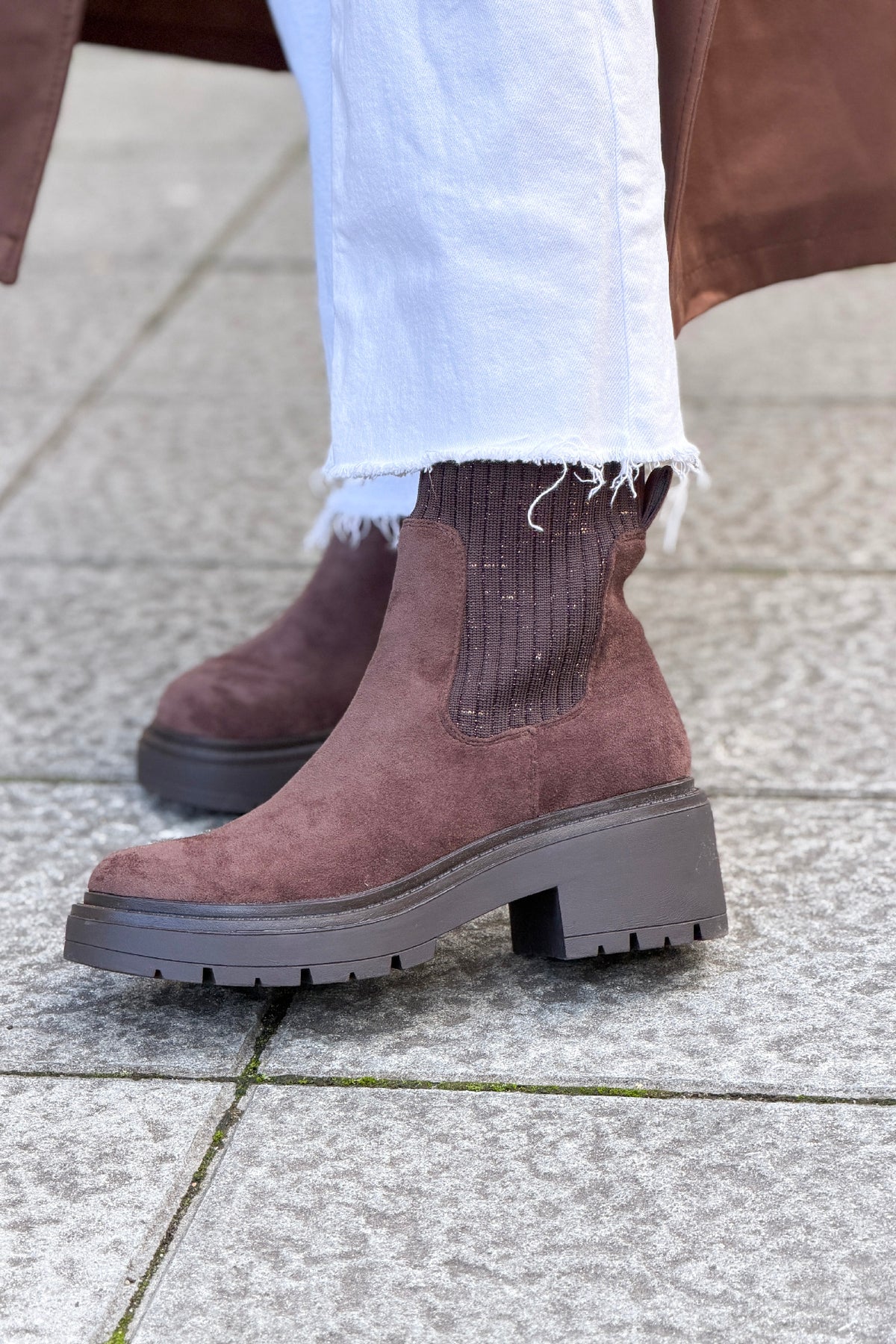 Bottines en suédine marron détail élastique fils dorés talons crantés