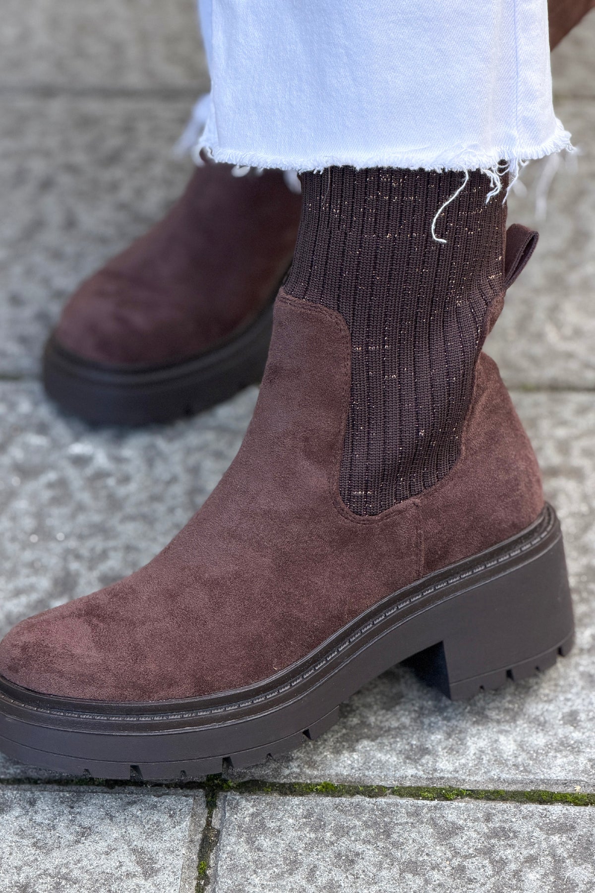 Bottines en suédine marron détail élastique fils dorés talons crantés