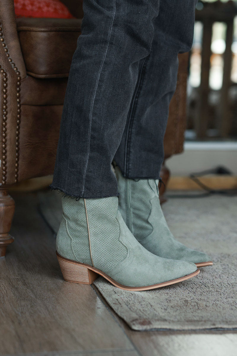 Bottines kaki clair à talon style santiags en suédine souple et ajourée liseré doré