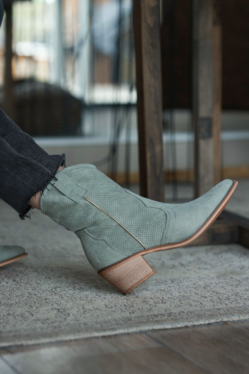 Bottines kaki clair à talon style santiags en suédine souple et ajourée liseré doré