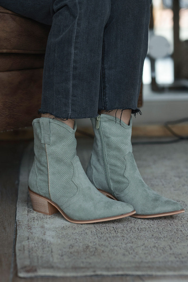 Bottines kaki clair à talon style santiags en suédine souple et ajourée liseré doré