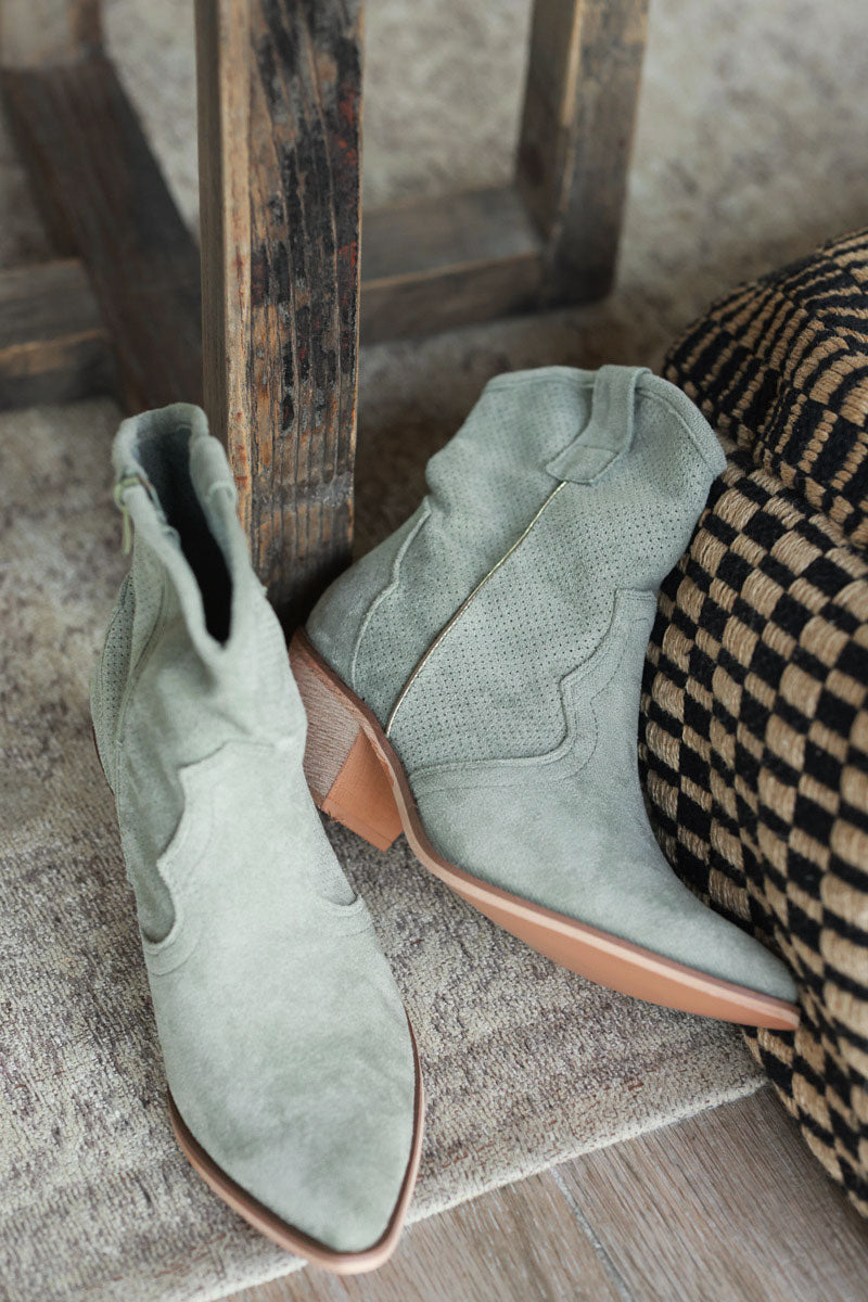 Bottines kaki clair à talon style santiags en suédine souple et ajourée liseré doré