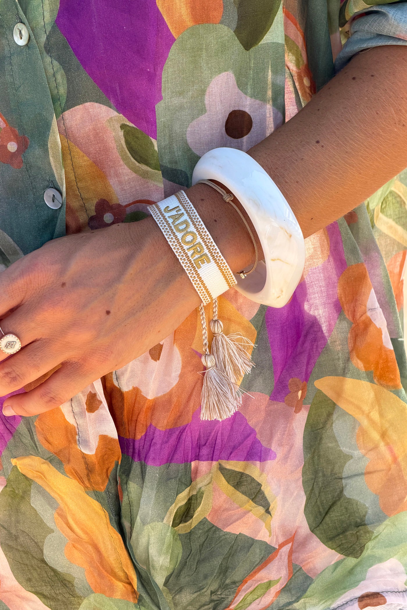 Bracelet en tissu blanc réglable avec pompons broderie J'adore camel et doré
