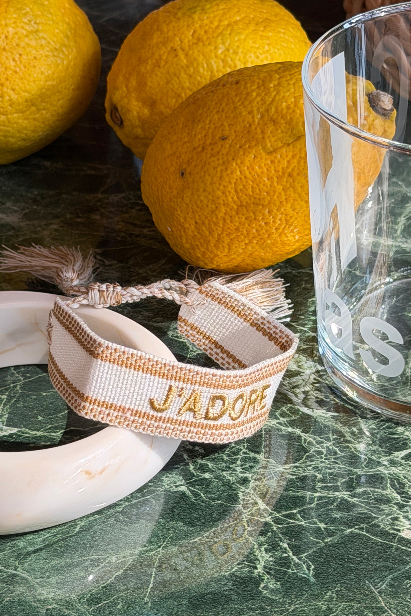Bracelet en tissu blanc réglable avec pompons broderie J'adore camel et doré