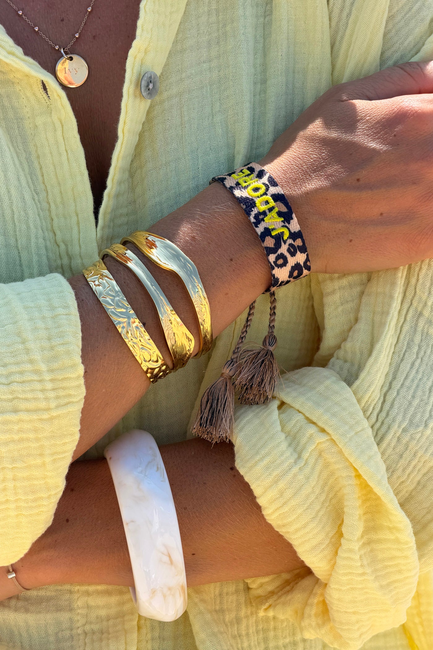 Bracelet en tissu imprimé léopard réglable avec pompons broderie J'adore jaune fluo