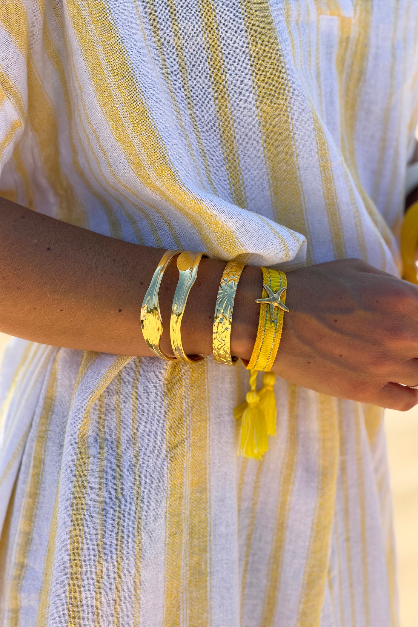 Bracelet en tissu jaune réglable avec pompons breloque Etoile de mer dorée