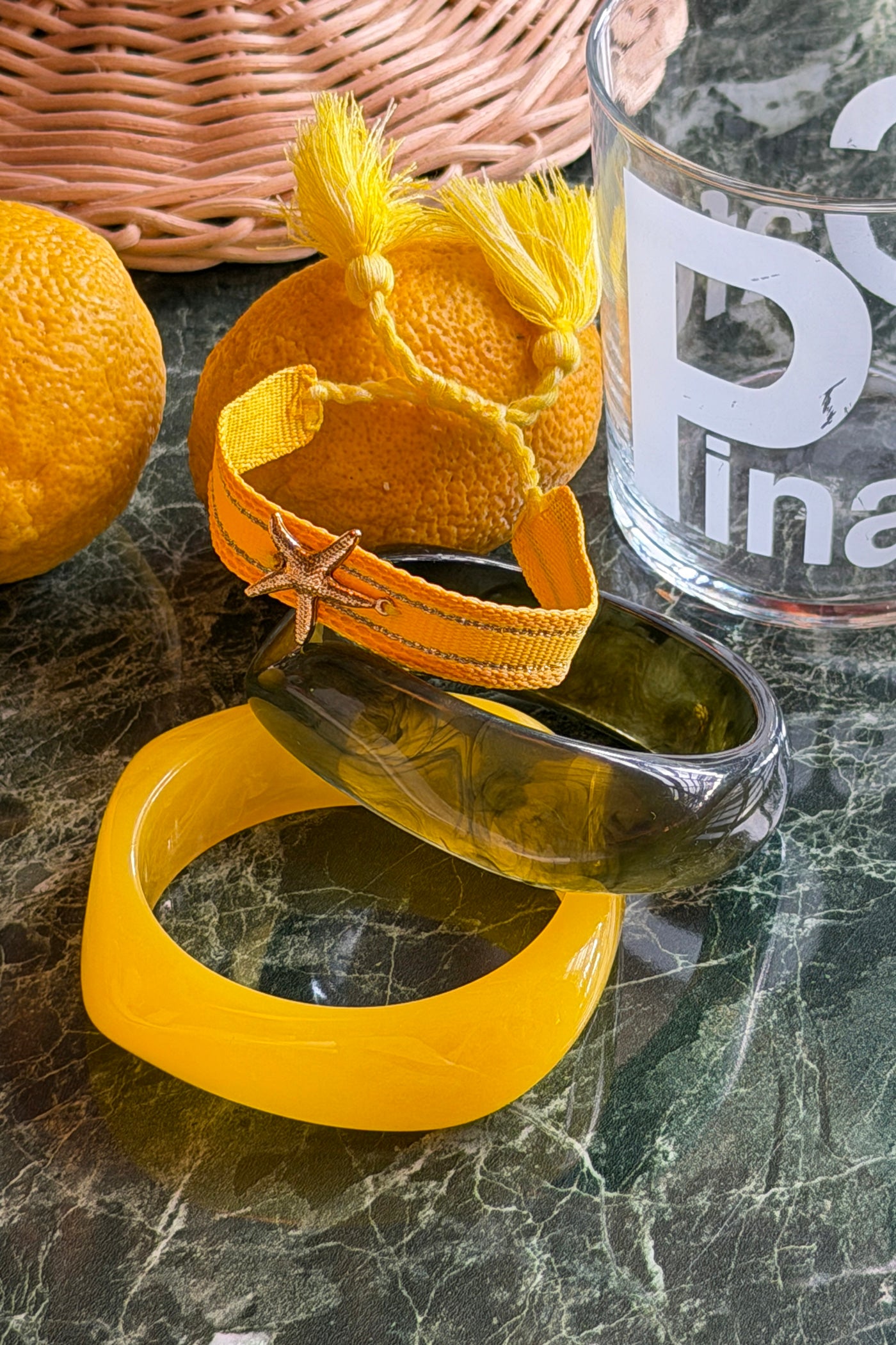 Bracelet en tissu jaune réglable avec pompons breloque Etoile de mer dorée