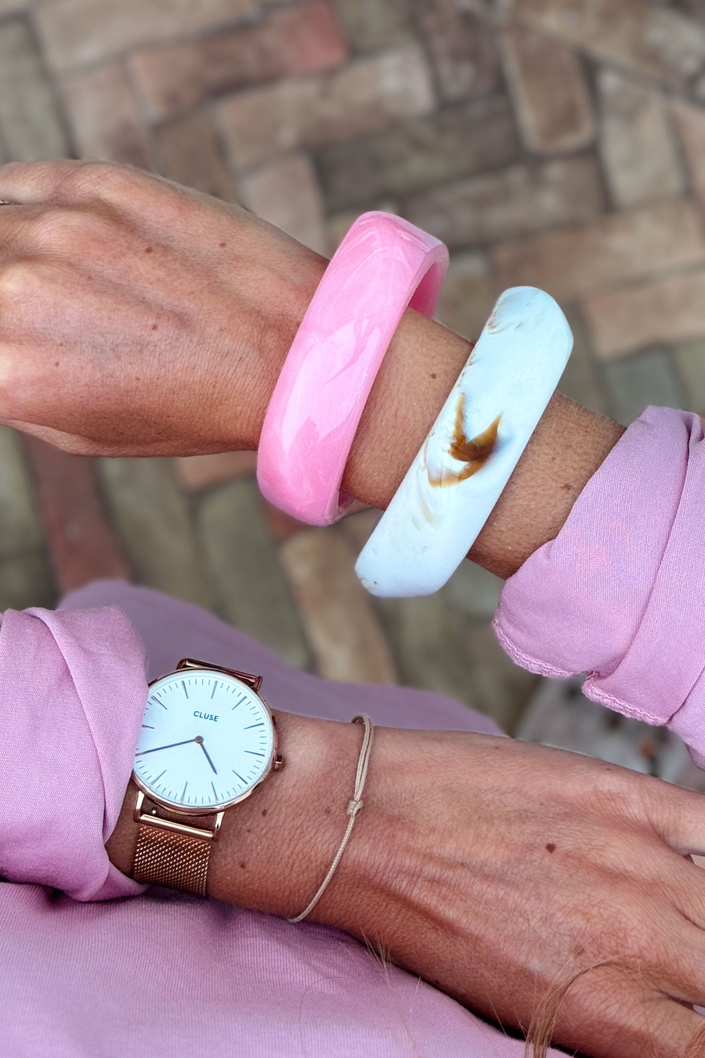 Bracelet jonc en résine marbré rose