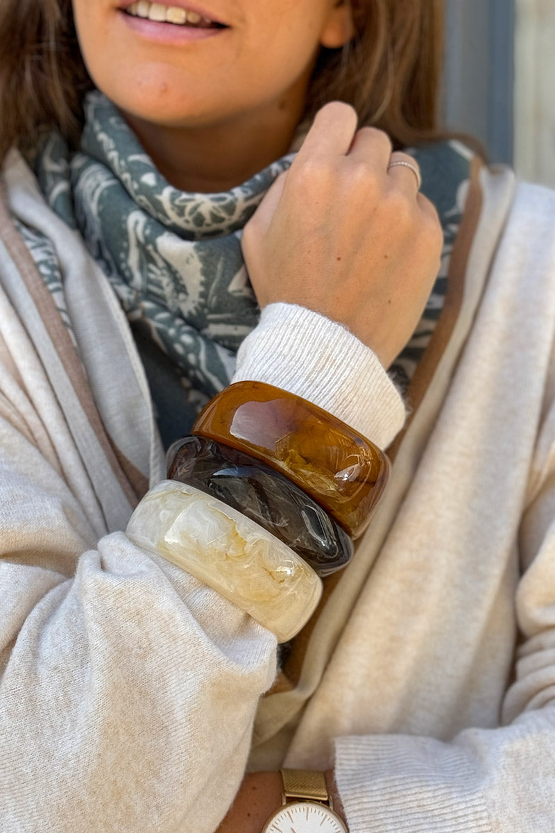 Pulsera rígida de resina jaspeada color caramelo camel