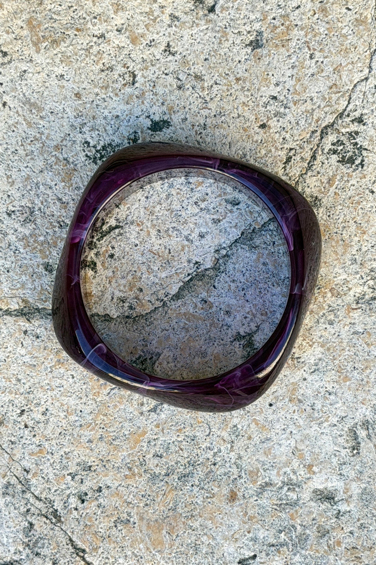 Bracelet jonc en résine marbrée bordeaux aubergine