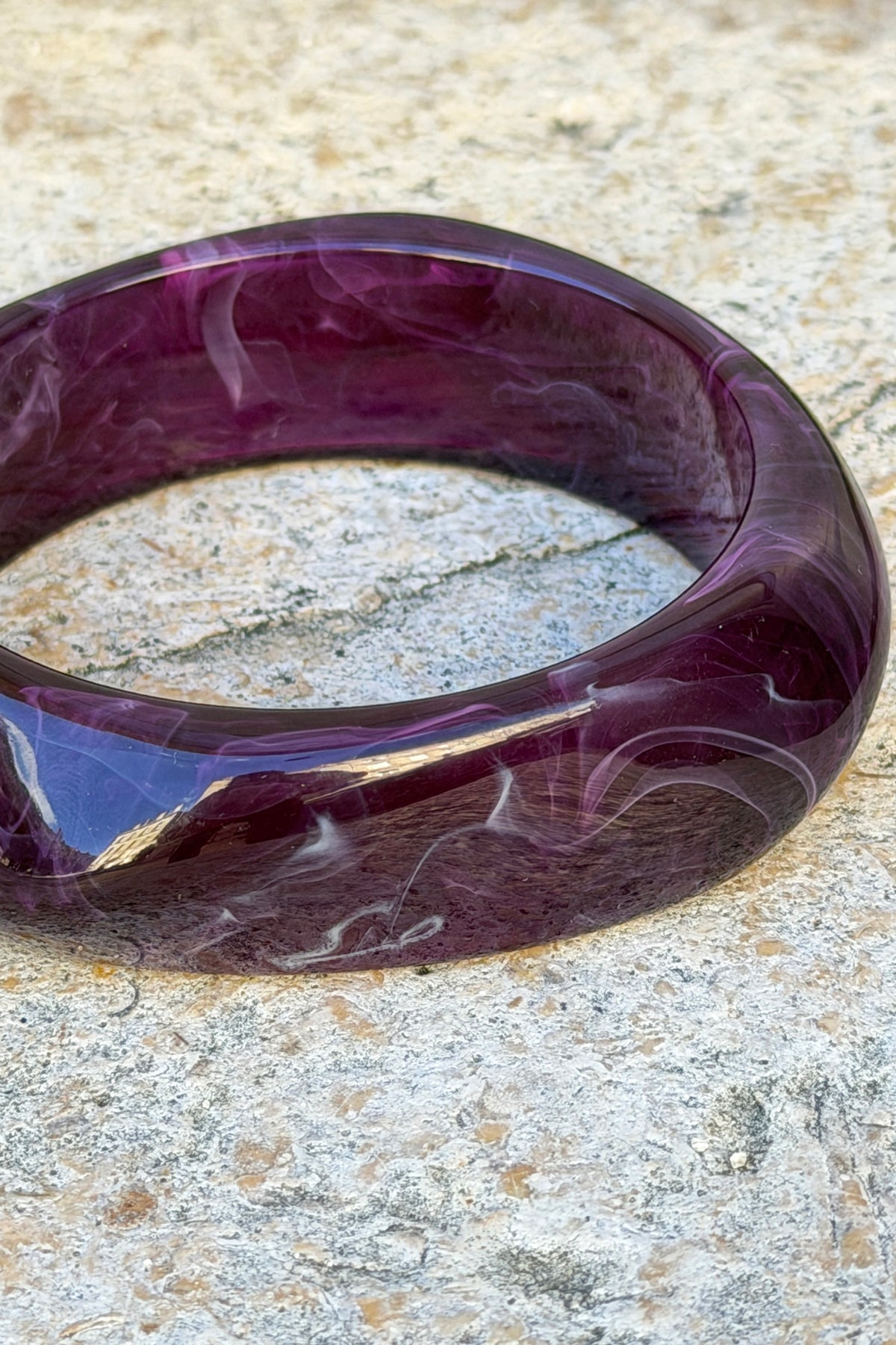 Bracelet jonc en résine marbrée bordeaux aubergine