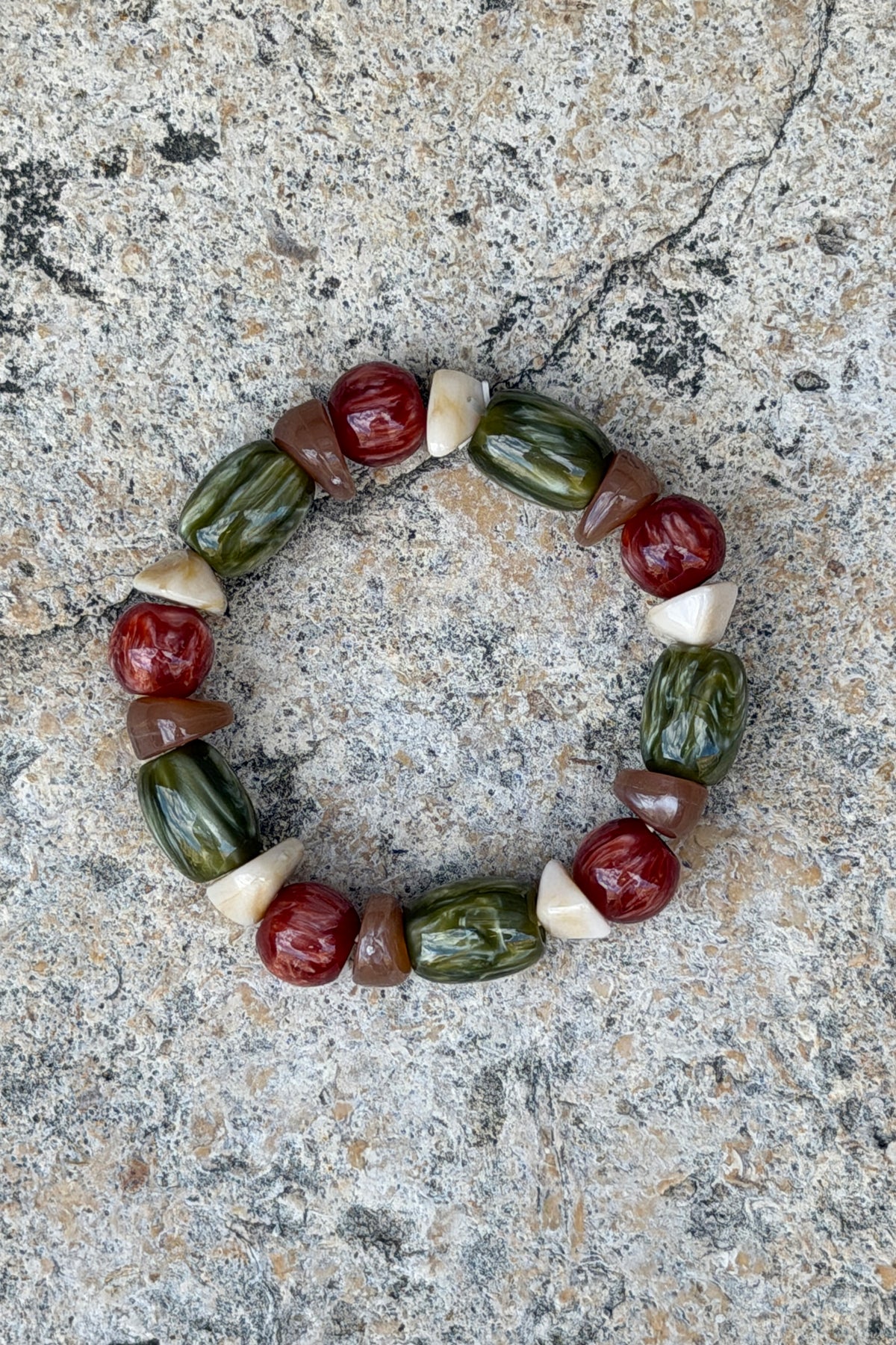 Bracelet perles effet pierres marbrées tons kaki marrons et écrus