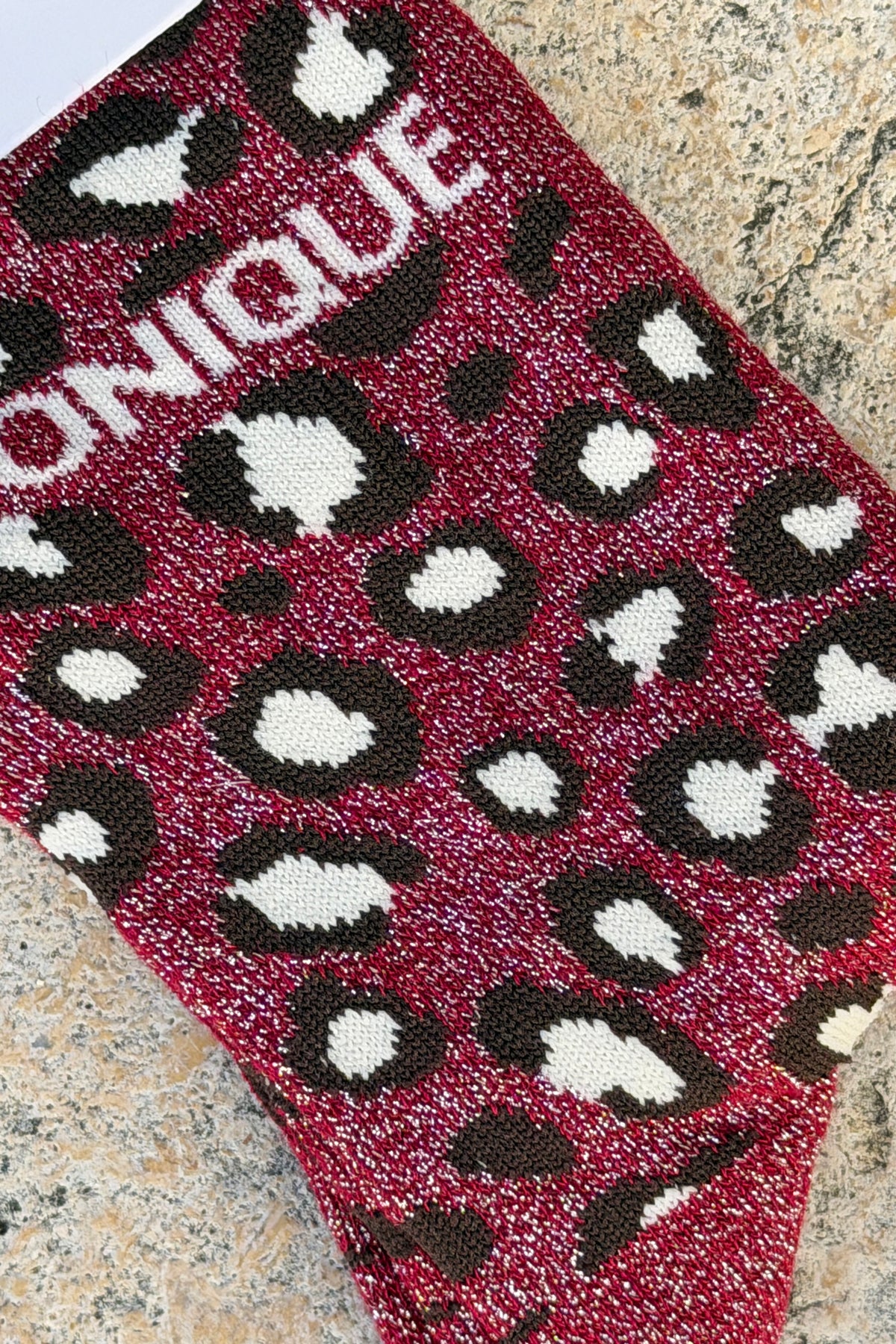 Chaussettes brillantes dorées aubergine motif léopard message Iconique