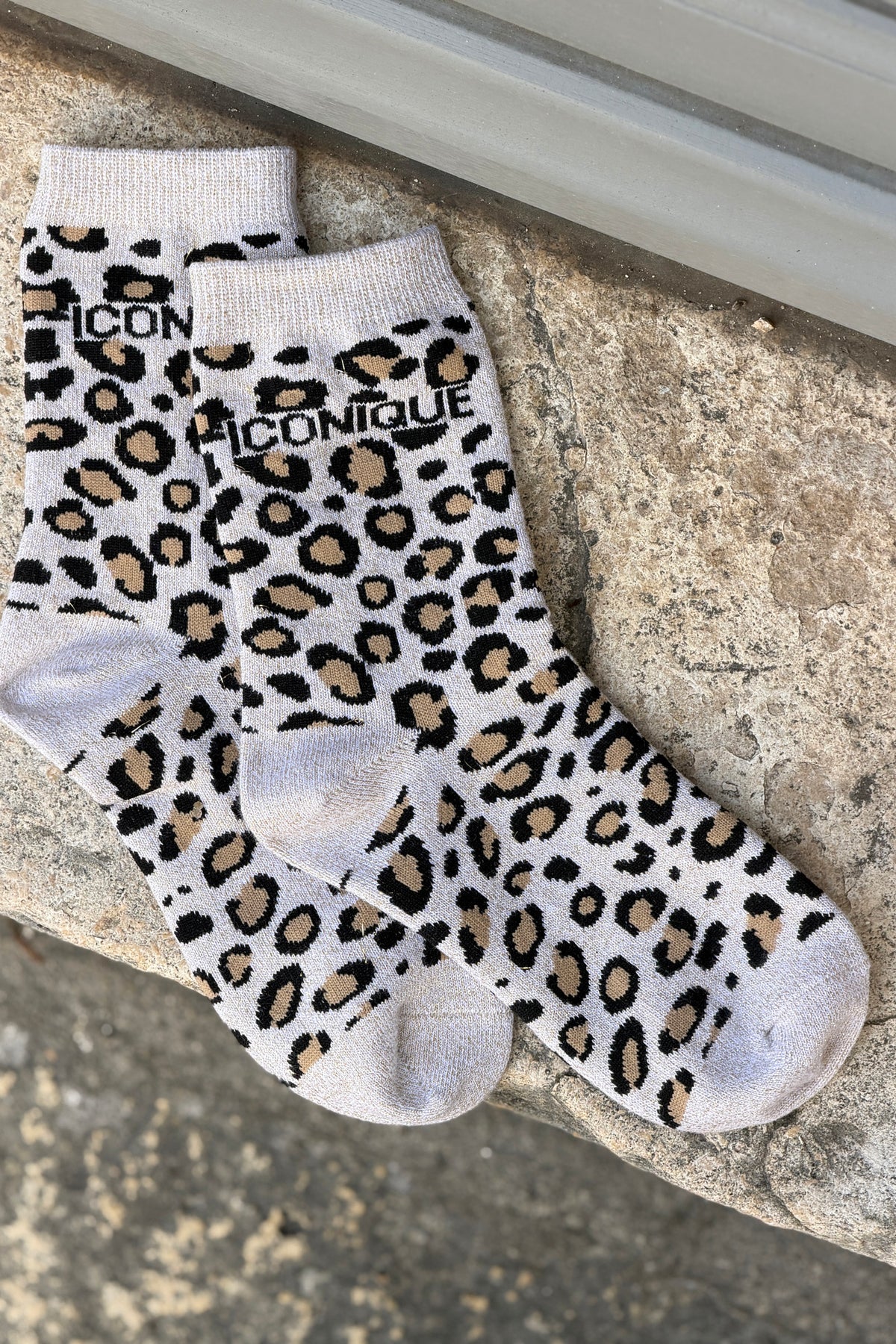 Chaussettes brillantes dorées beige motif léopard message Iconique