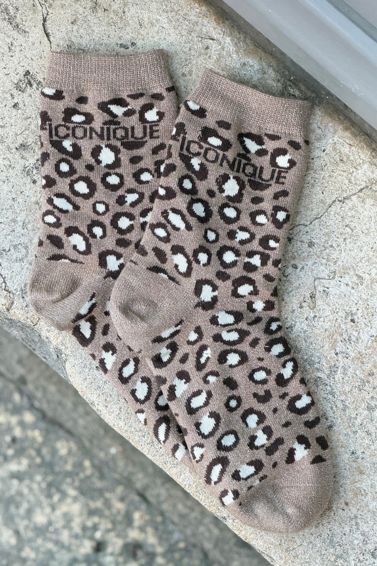 Chaussettes brillantes dorées marron glace motif léopard message Iconique