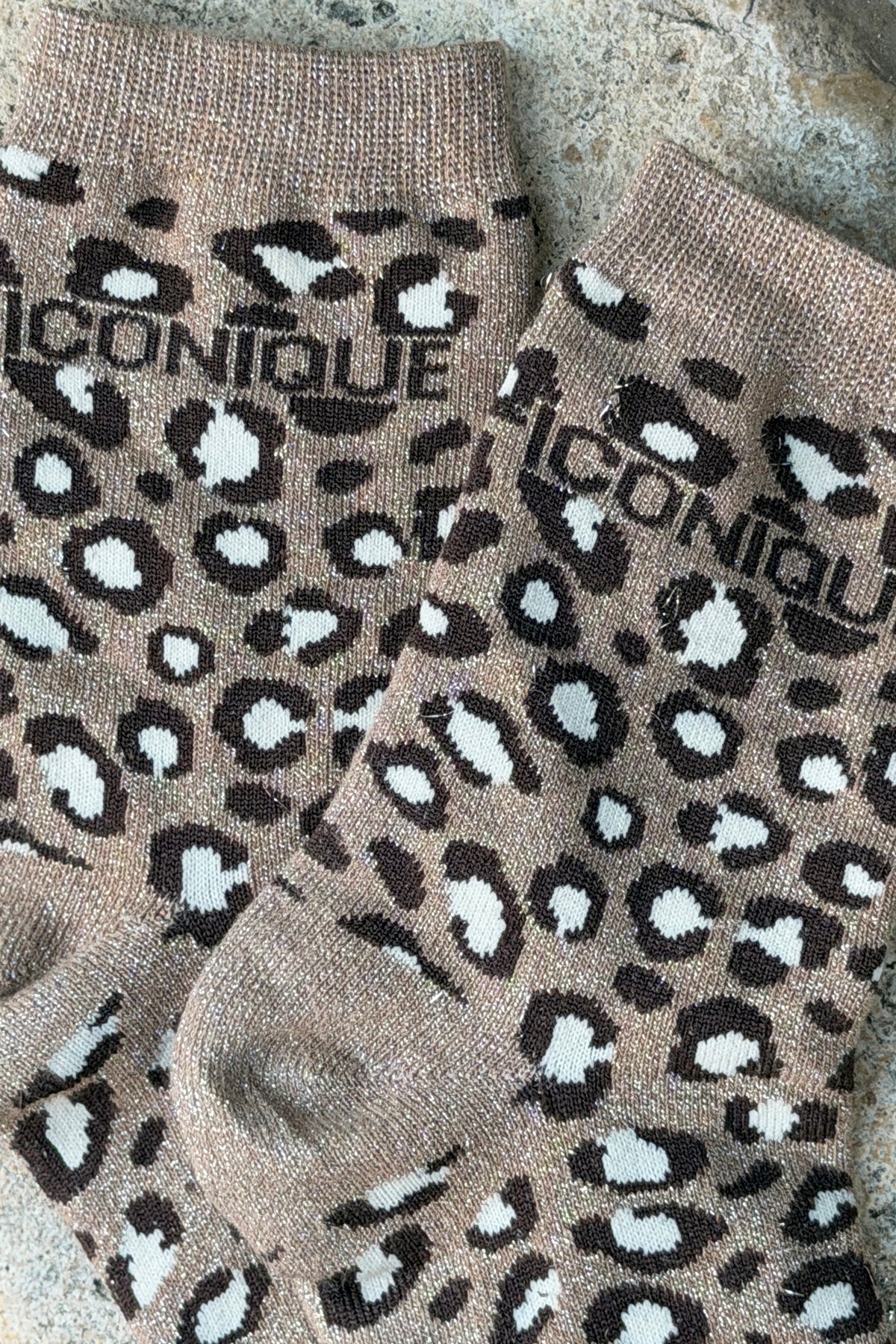 Chaussettes brillantes dorées marron glace motif léopard message Iconique