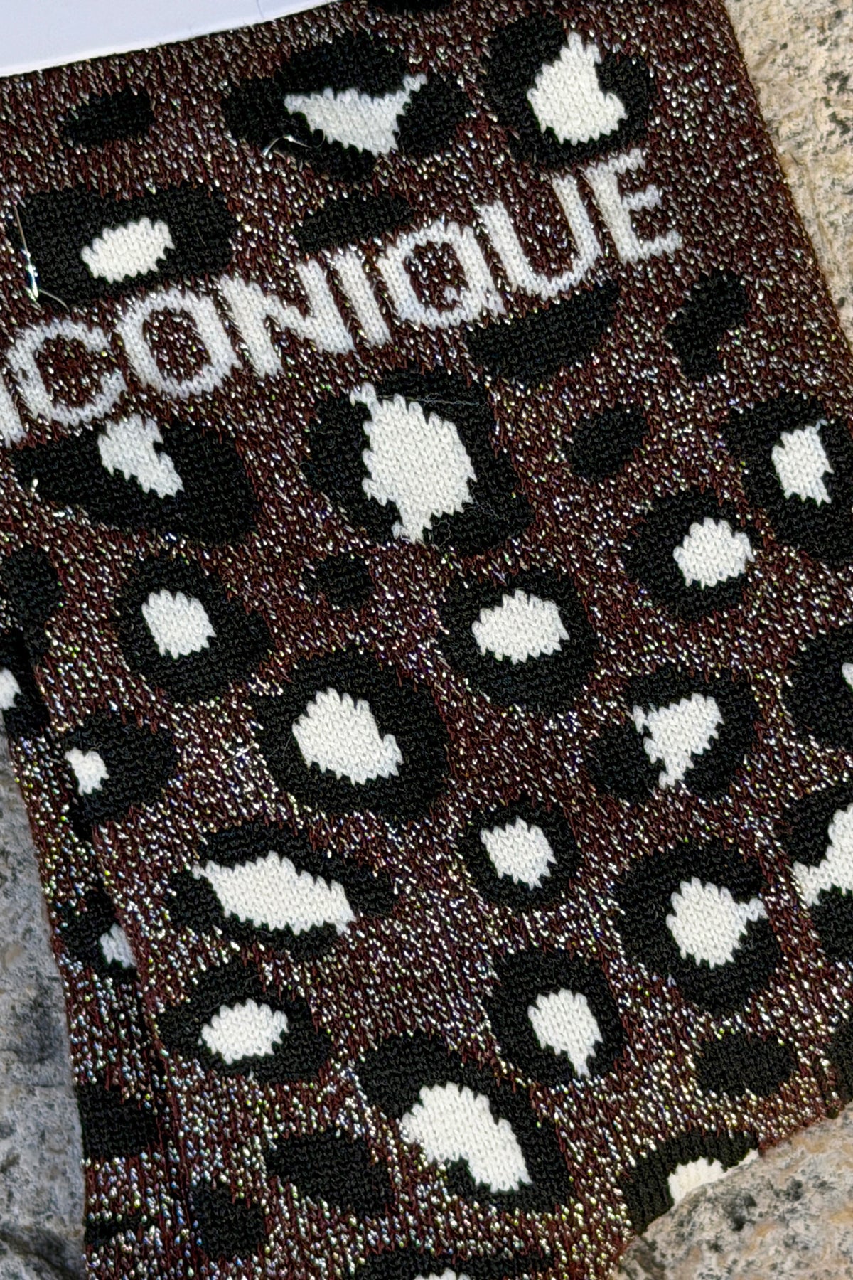 Chaussettes brillantes dorées marron motif léopard message Iconique
