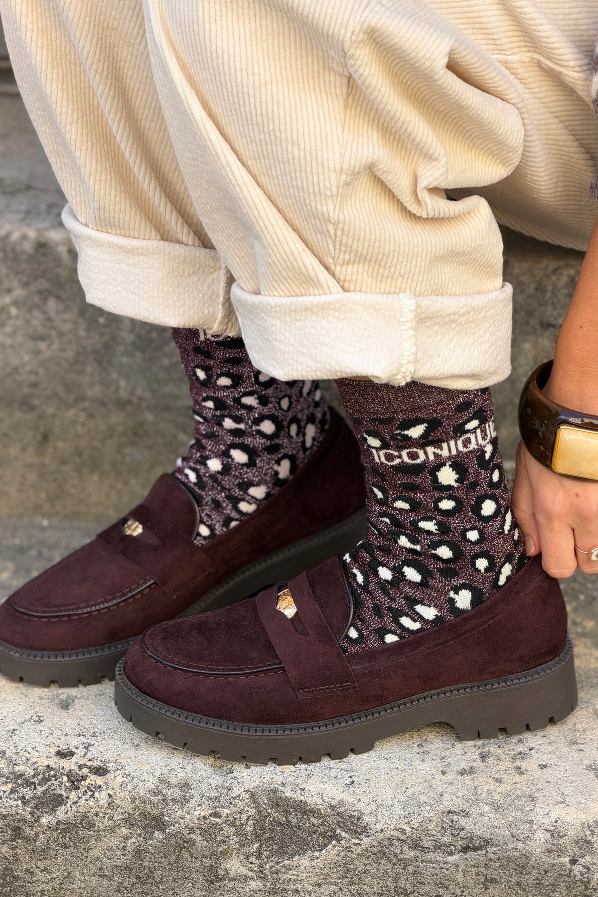Chaussettes brillantes dorées marron motif léopard message Iconique