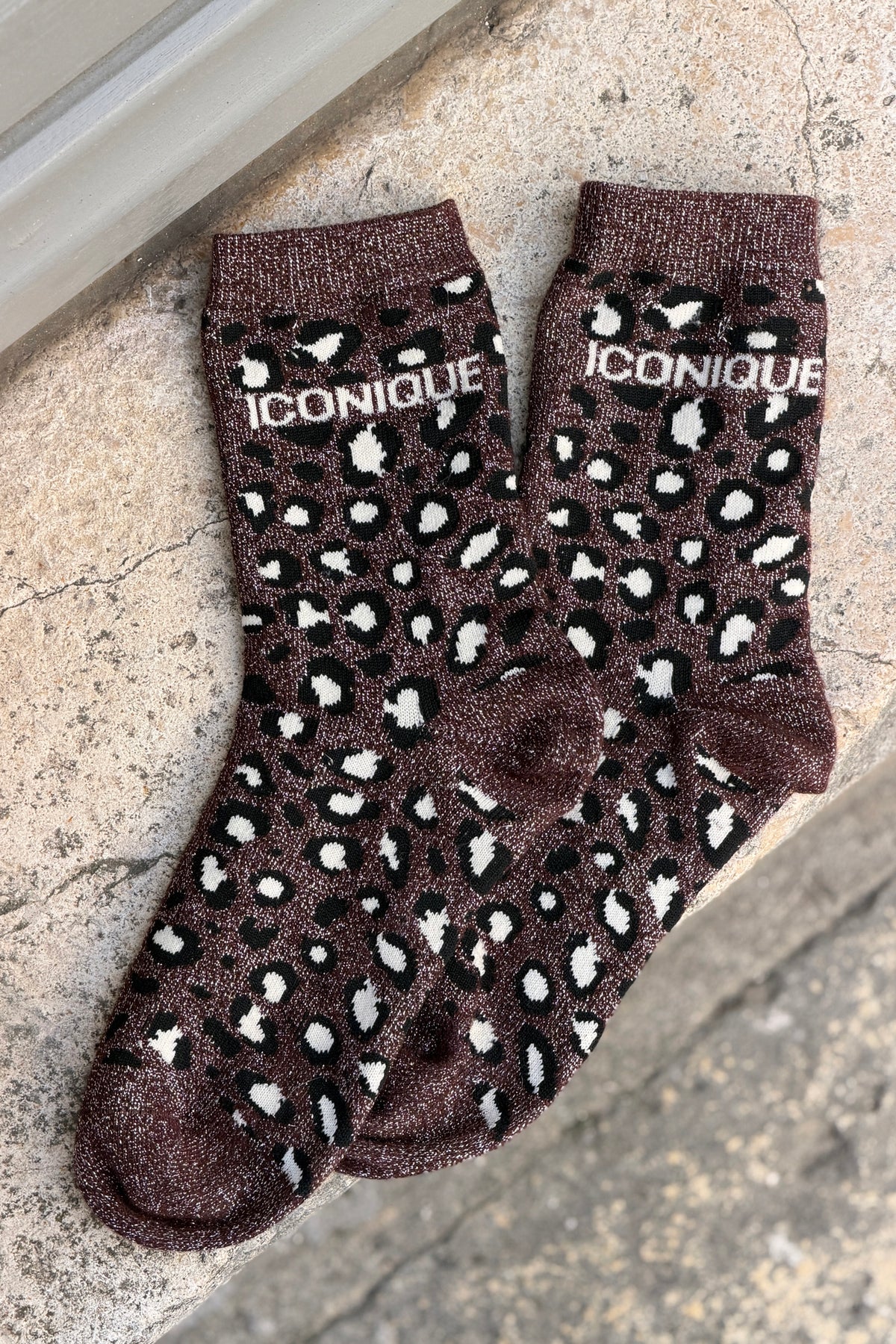 Chaussettes brillantes dorées marron motif léopard message Iconique