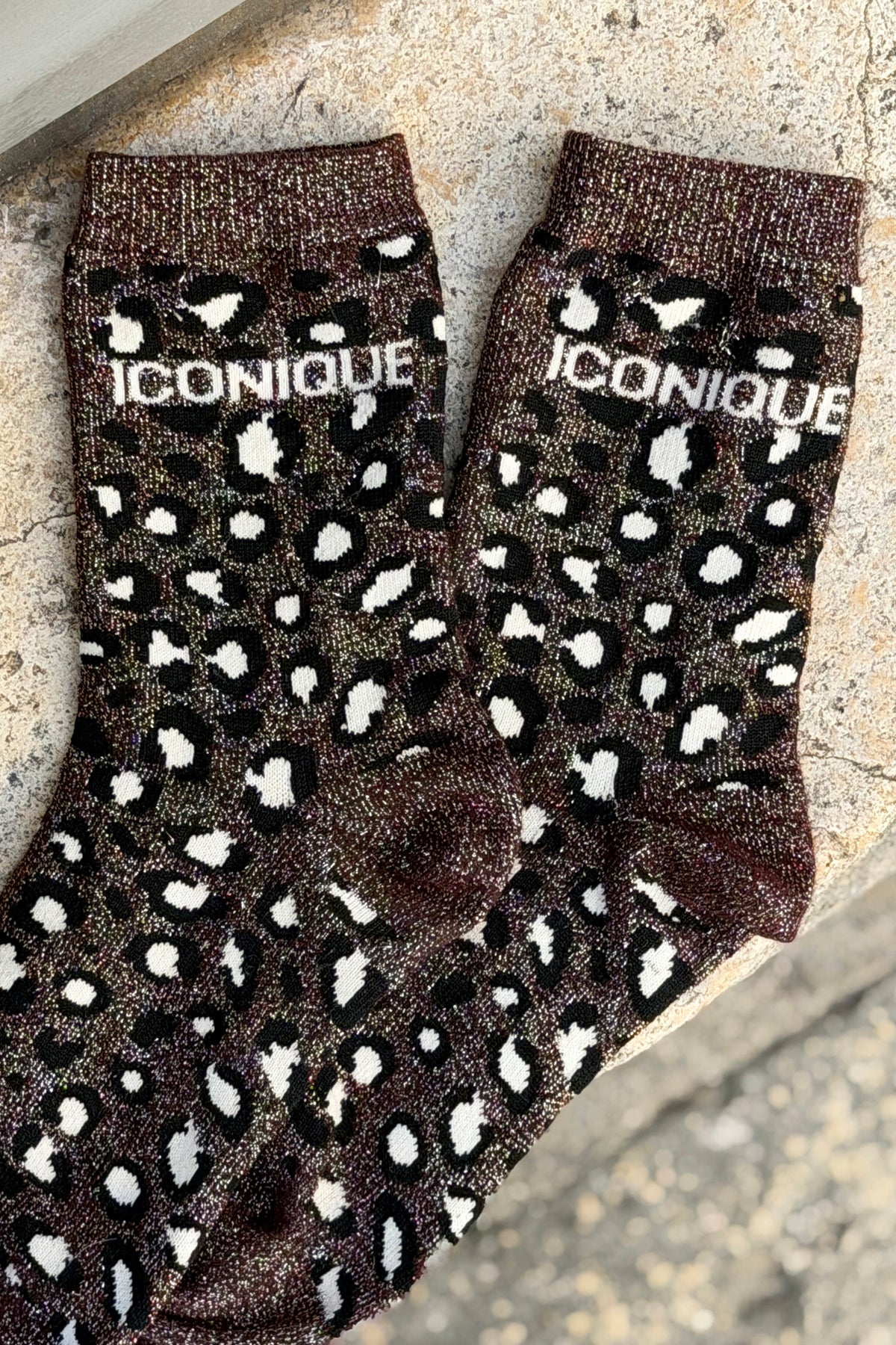 Chaussettes brillantes dorées marron motif léopard message Iconique