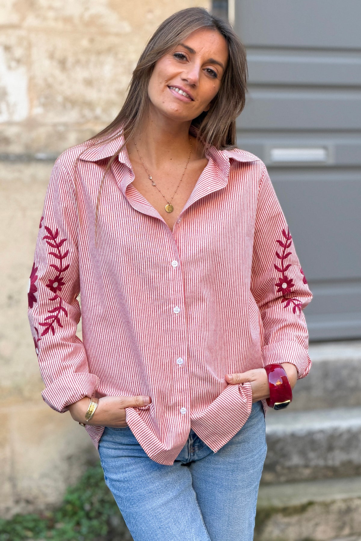Chemise à rayures aubergine en coton effet piqué broderie fleurs sur les manches