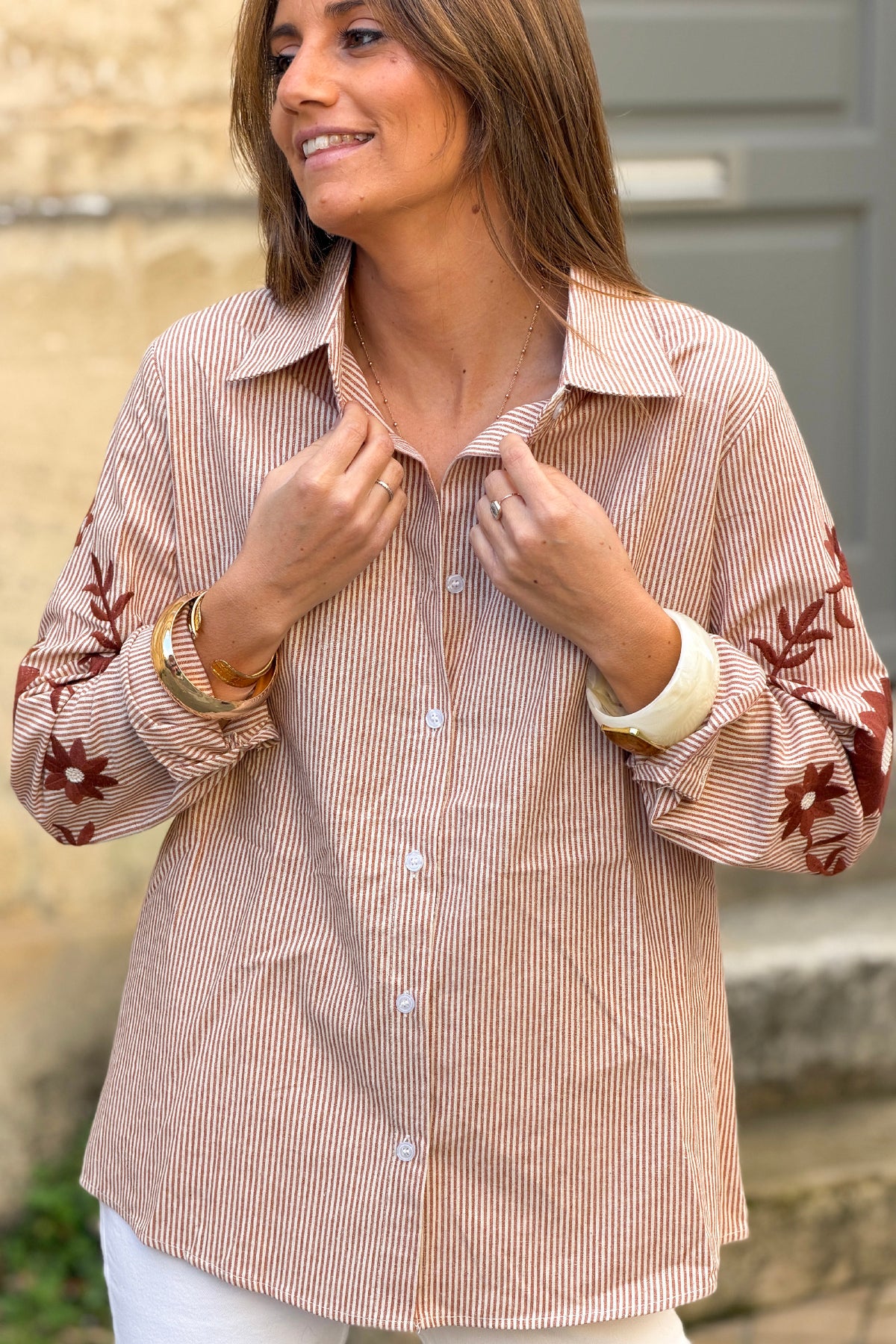 Chemise à rayures marron en coton effet piqué broderie fleurs sur les manches