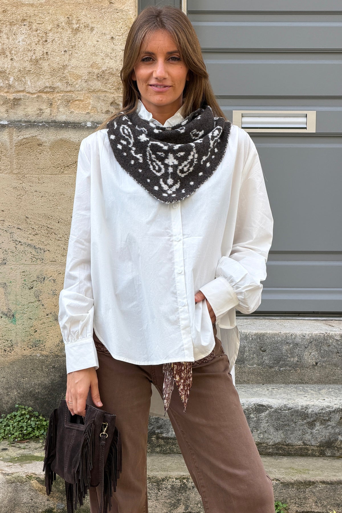 Chemise blanche en coton col victorien montant froufrou