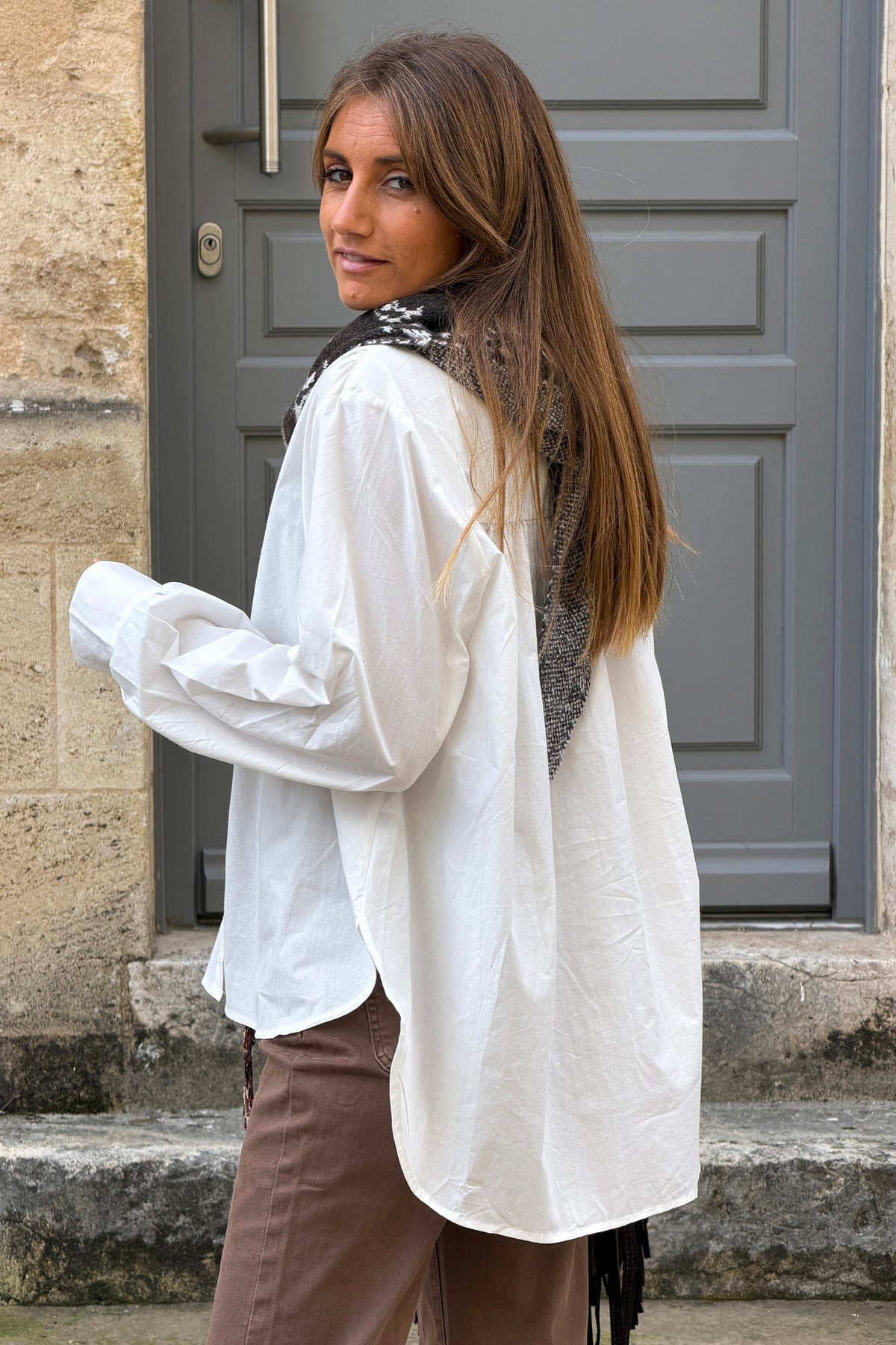 Chemise blanche en coton col victorien montant froufrou