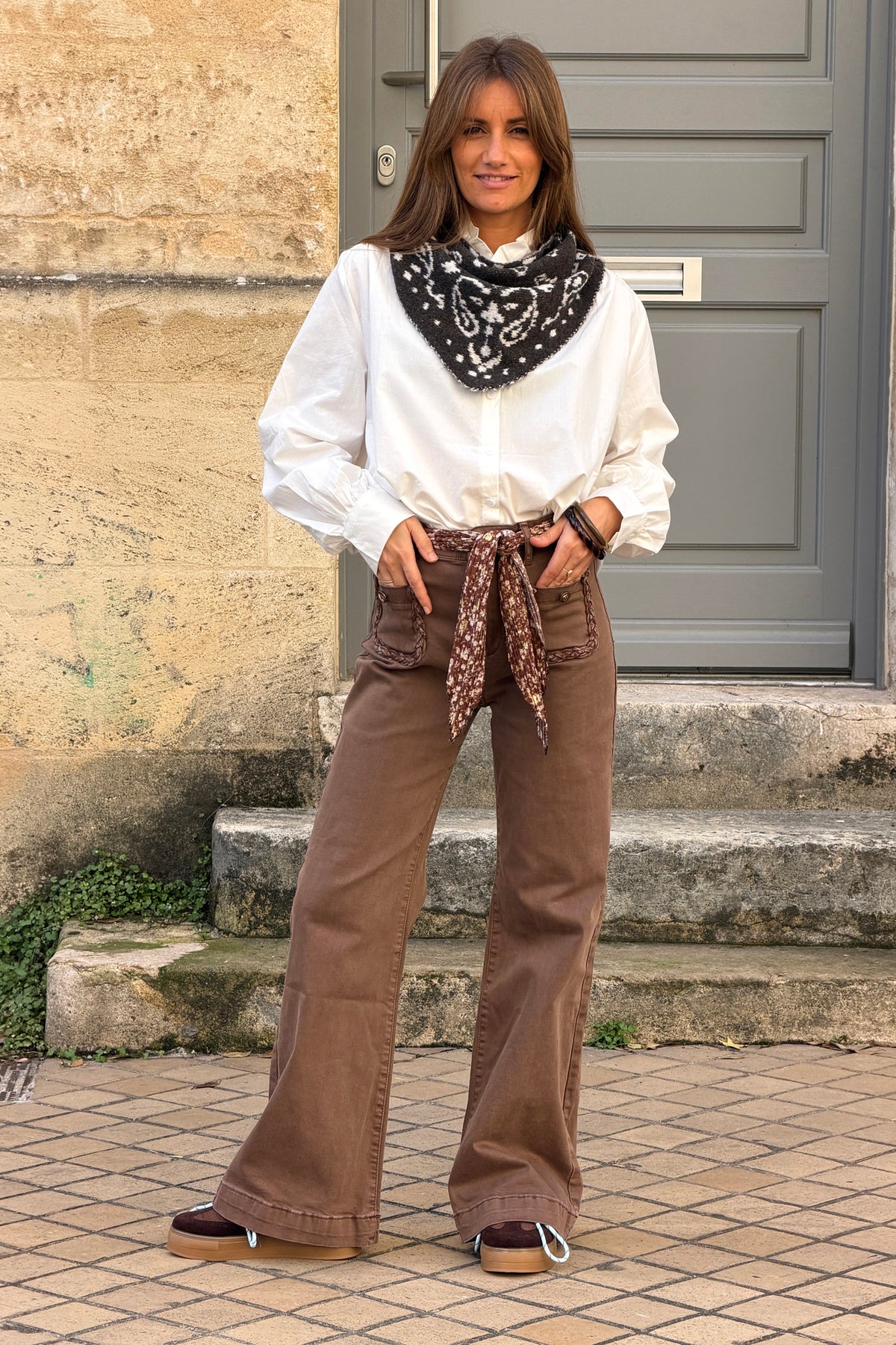 Chemise blanche en coton col victorien montant froufrou