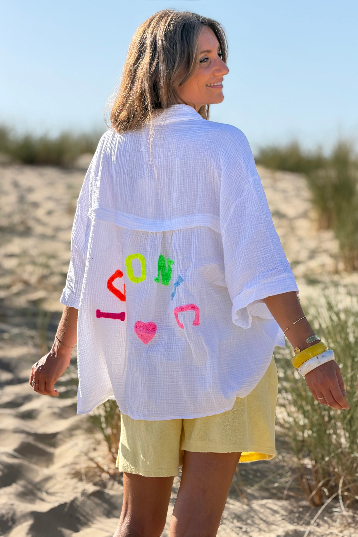 Chemise blanche en gaze de coton à manches courtes Iconic multicolore en bouclettes