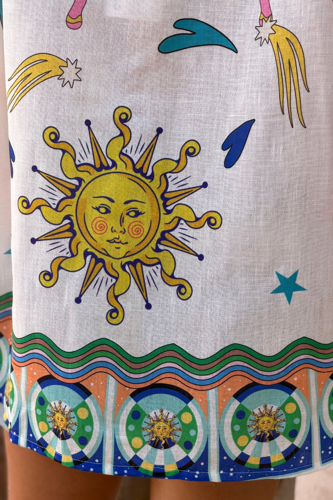 Chemise blanche imprime symboles colores
