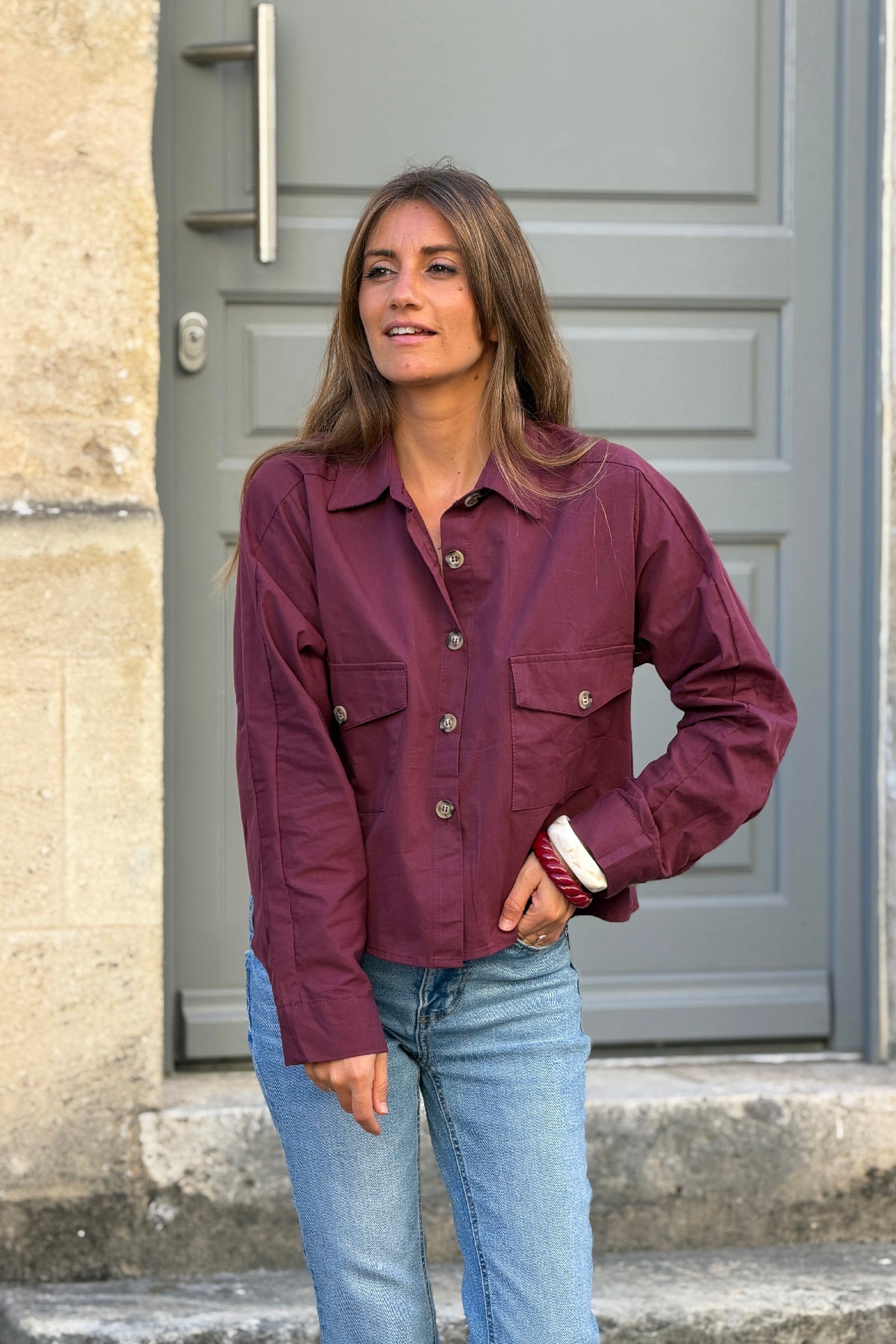 Chemise courte en toile aubergine boutons écaille et poches
