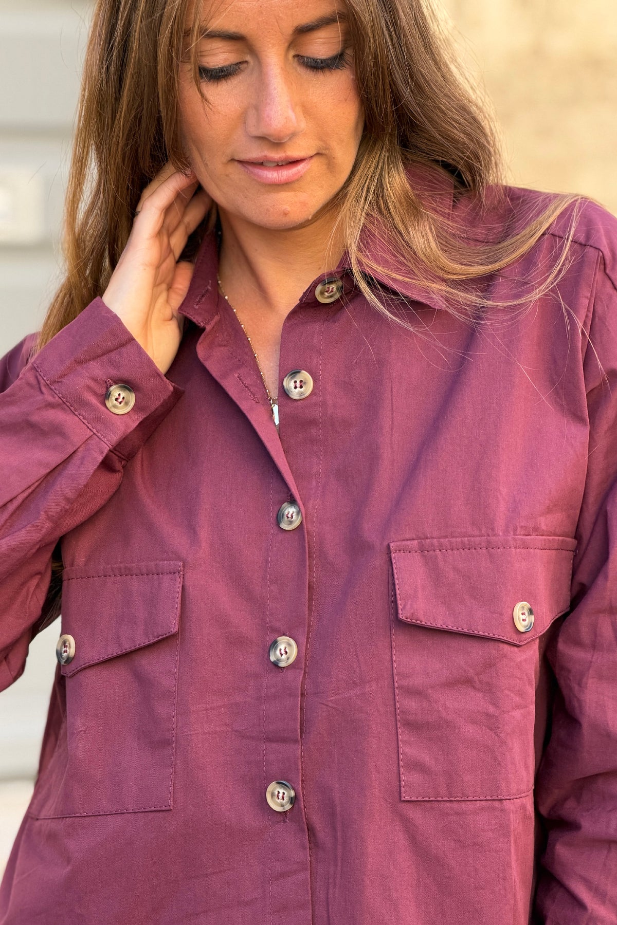 Chemise courte en toile aubergine boutons écaille et poches